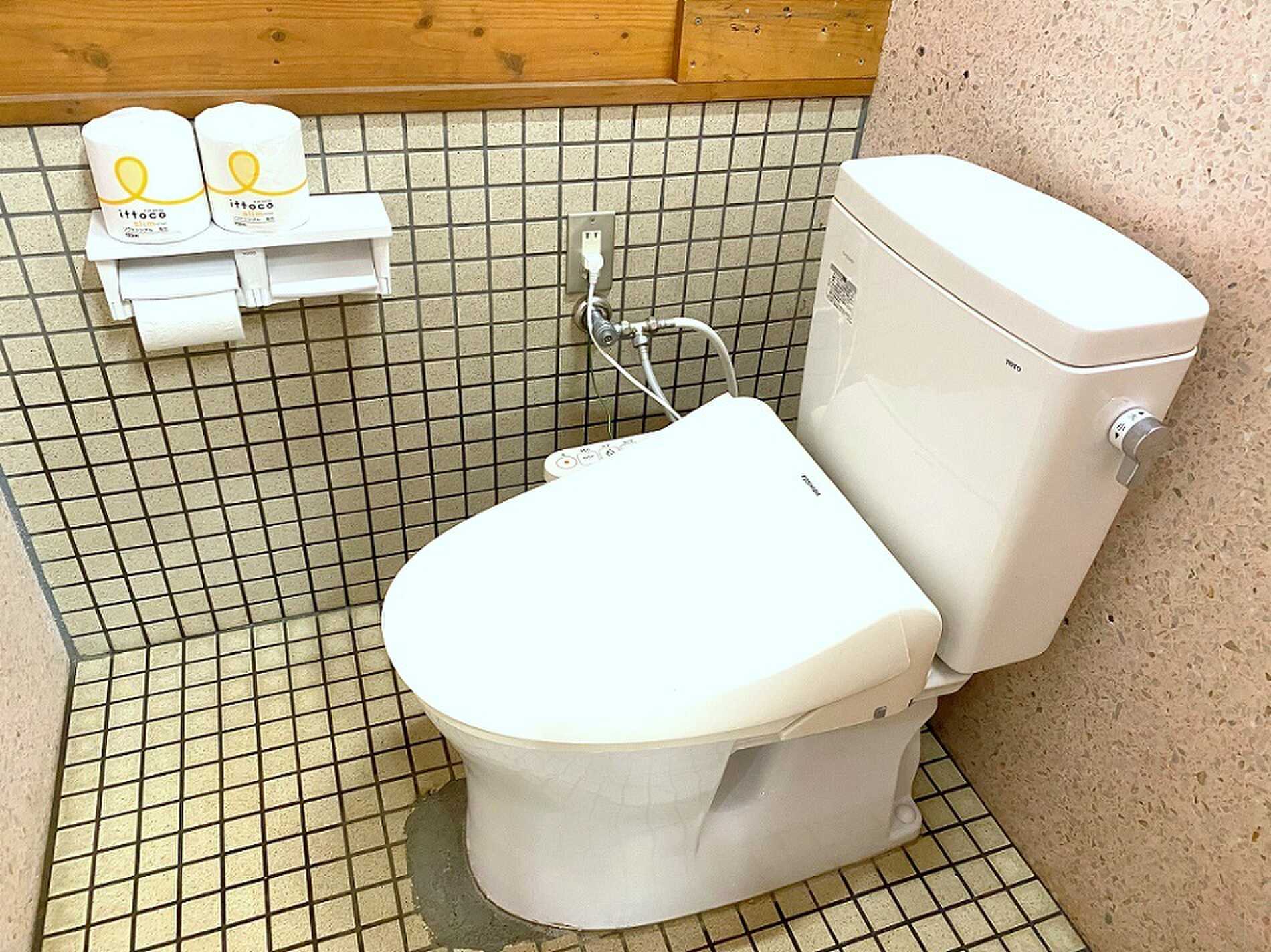 屋外トイレ!ウォシュレット付き☆