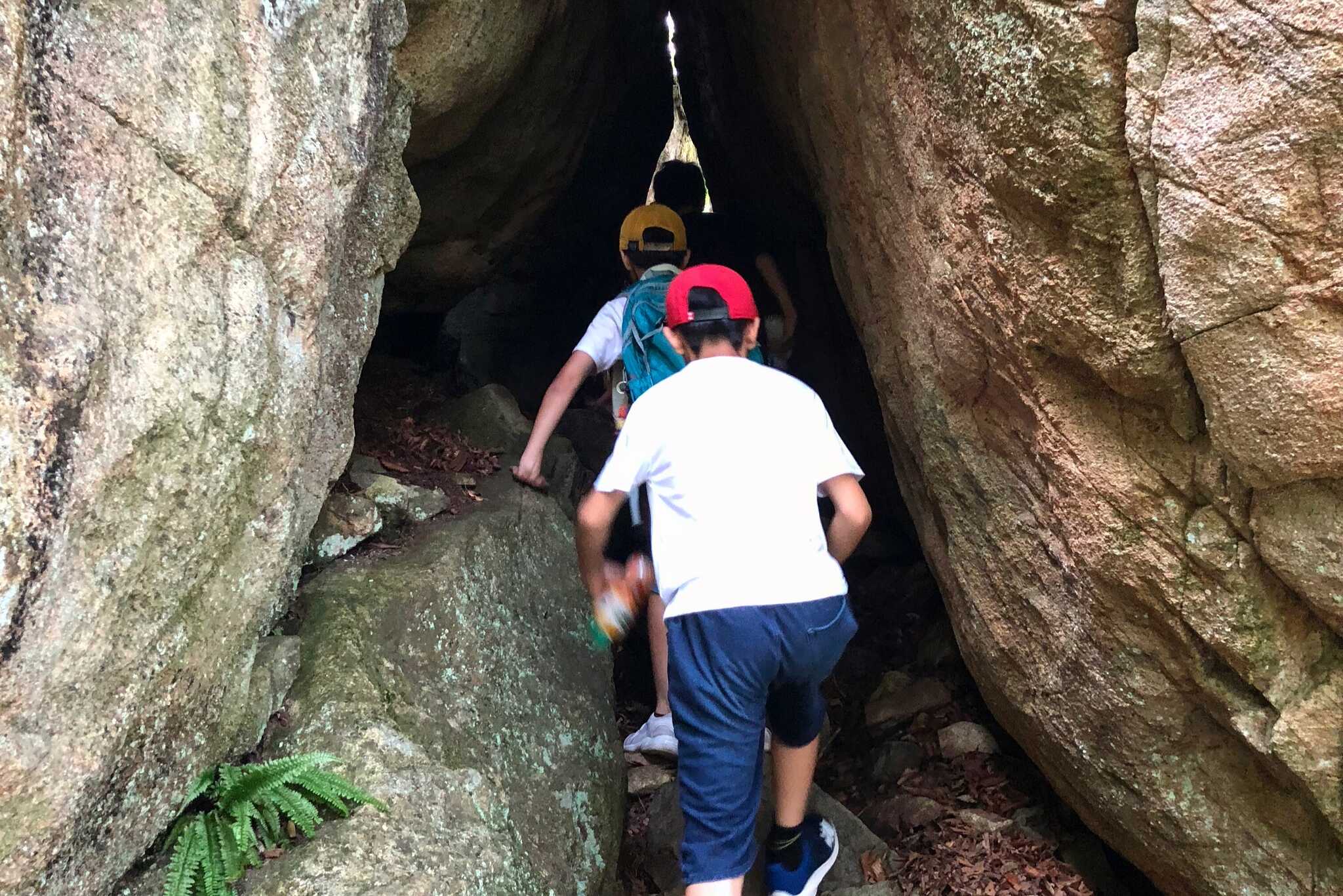 笠置山山頂一帯は巨石の宝庫。冒険のようなわくわく感をお子様と一緒に。