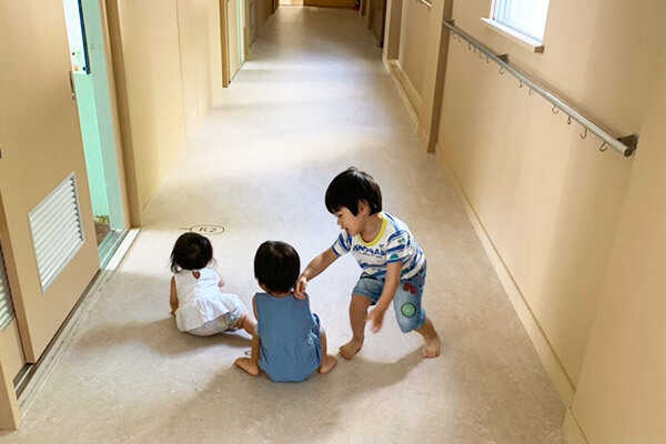 校庭のキャンプ場だけでなく、学校全体を使って1日遊ぶことができるのも魅力です!