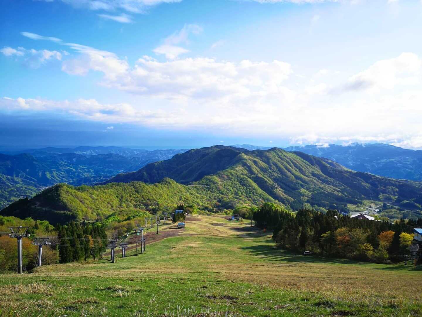 【ハイキング】ハチ北の山頂を目指したハイキングをお楽しみいただくことも可能。キャンプ場から山頂までは約1時間。山頂からは360°の絶景をお楽しみいただけます。運が良ければ大山を見ることができるかも…。
