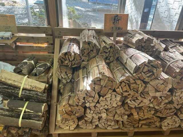 薪の販売は売店にて。針葉樹・紅葉樹完備しております
