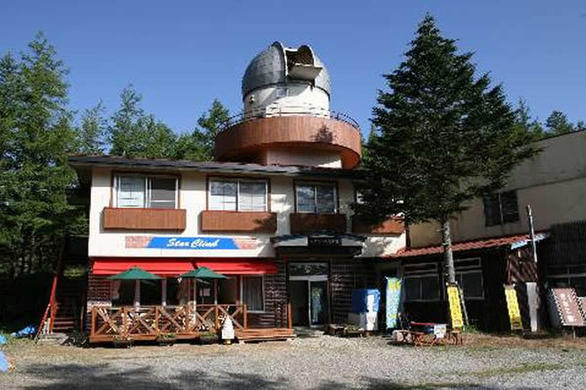 天体観測ドーム設置の天文館。夏の期間は毎晩、屋上ドームにて天体観測会を開催しています!