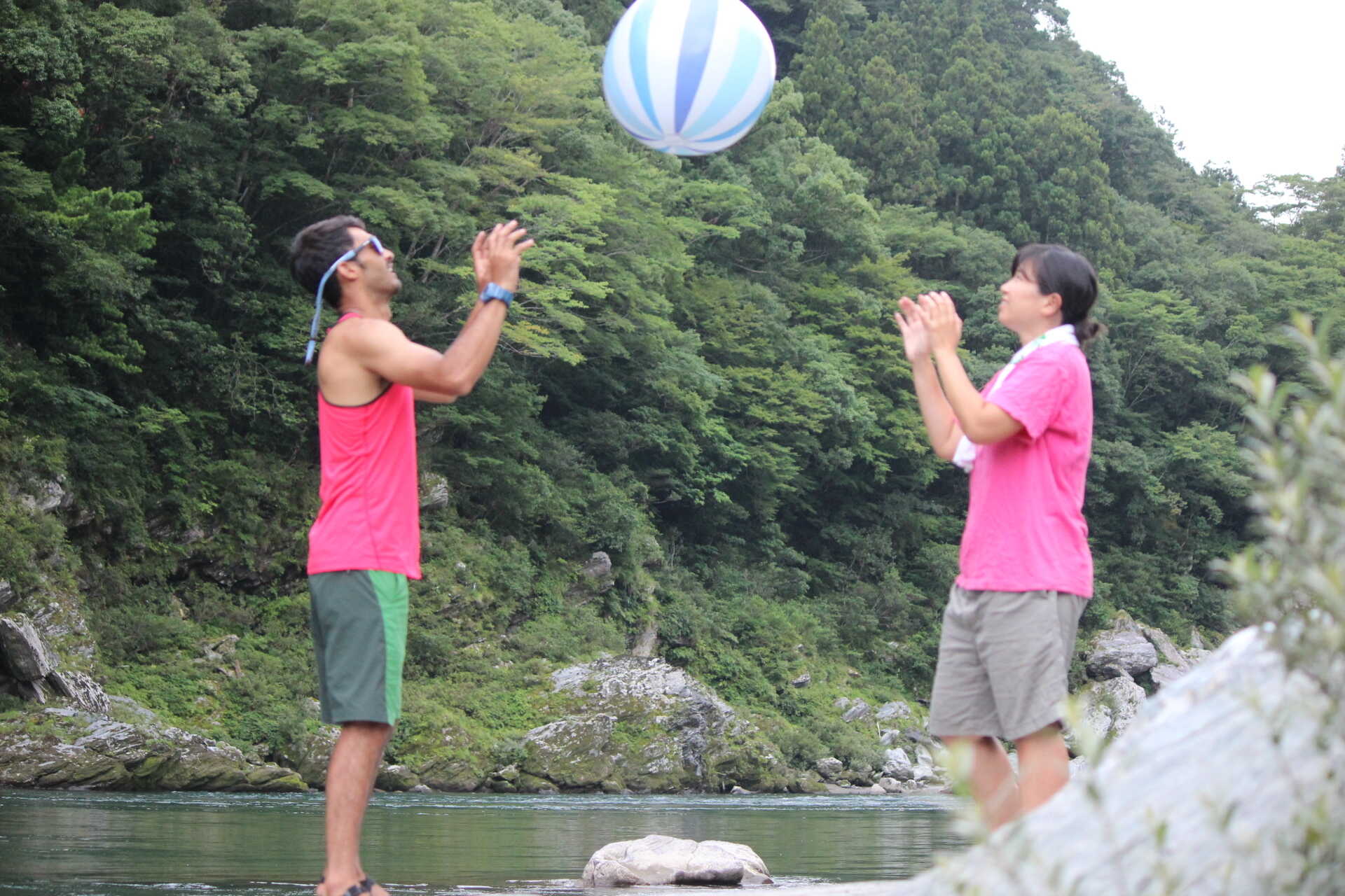 少し歩くと川のビーチがあり、あそべます。
