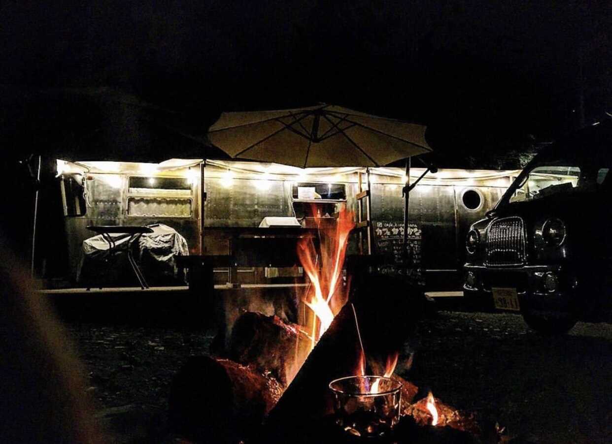 焚き火とトレーラー カフェ