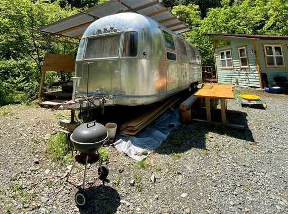 BBQスペース。手前のレンタルBBQコンロを利用する場合、金網を持参する事をお勧めしています。(ウィルス対策)