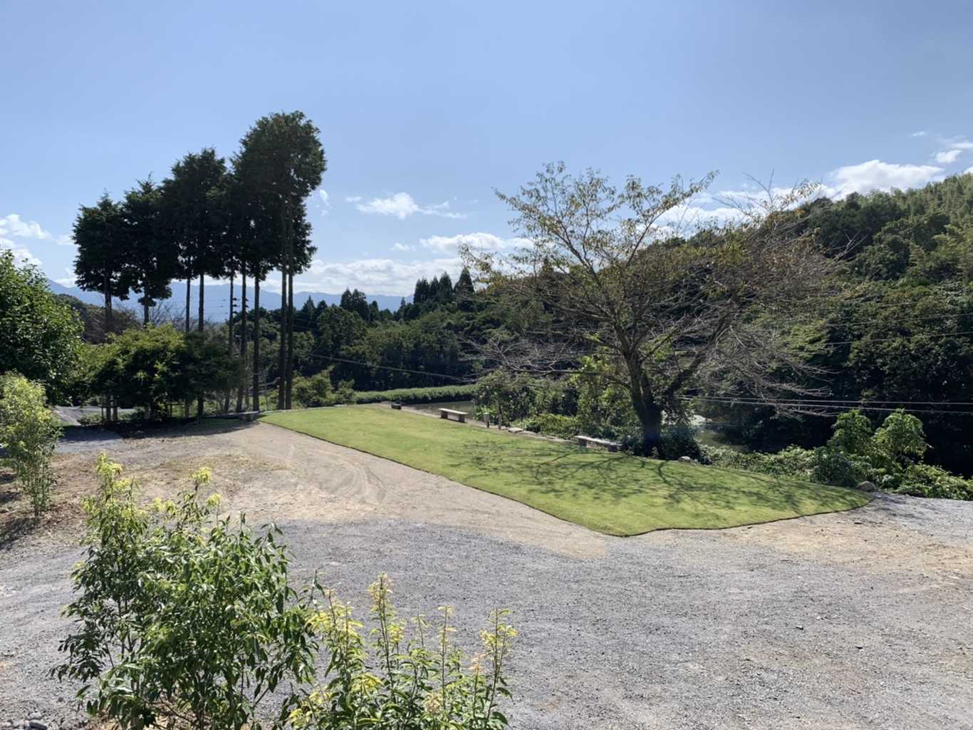 区画エリア【L】(電源付き)二区画分 電源付きの区画サイト。22m×13mの広さがあり大型キャンピングカーの方や2グループでのご利用に お勧めです☆