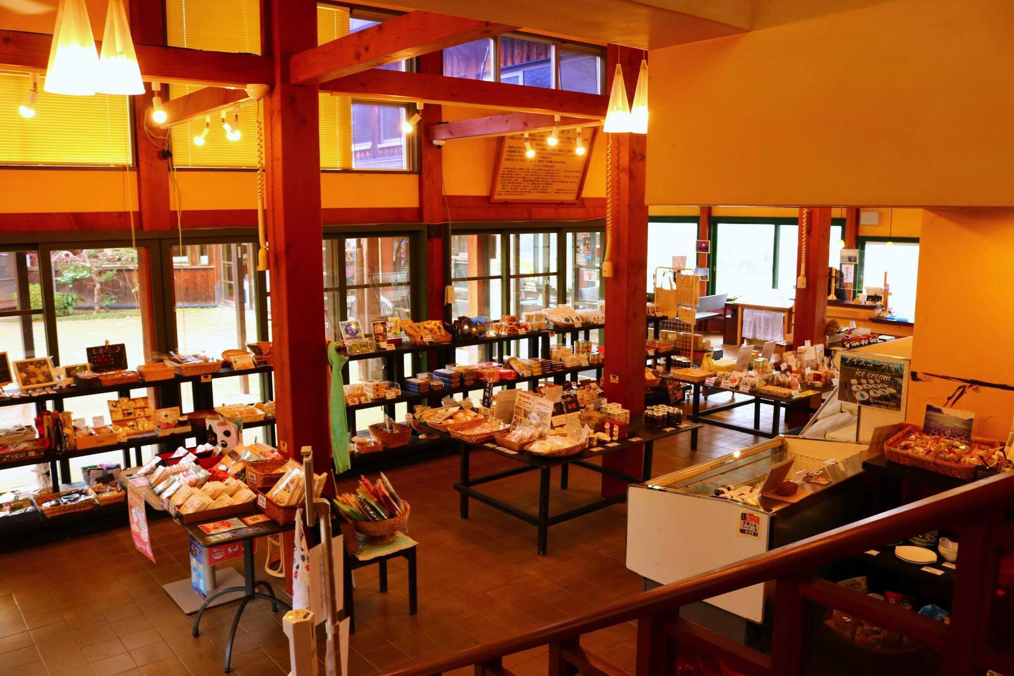 地元の美味しいモノやお土産、時には地野菜も並ぶ地産地消のマルシェ。キャンプ飯に最適なご当地の調味料が見つかるかも!?