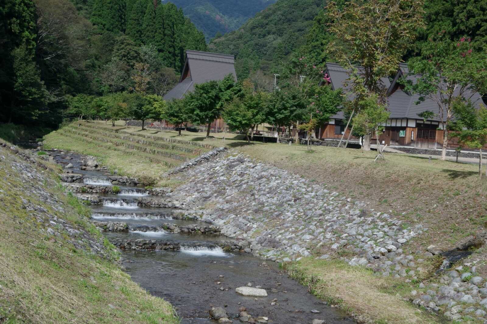 夏には川で水遊び♪浅瀬ですので小さなお子様におすすめ