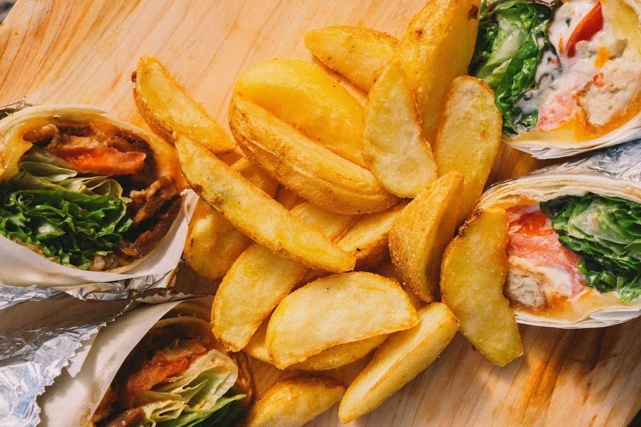 タレに漬け込んだ特製ラム肉と勝浦産のシーラをフライにしたマヒマヒの他4種類をご用意♪