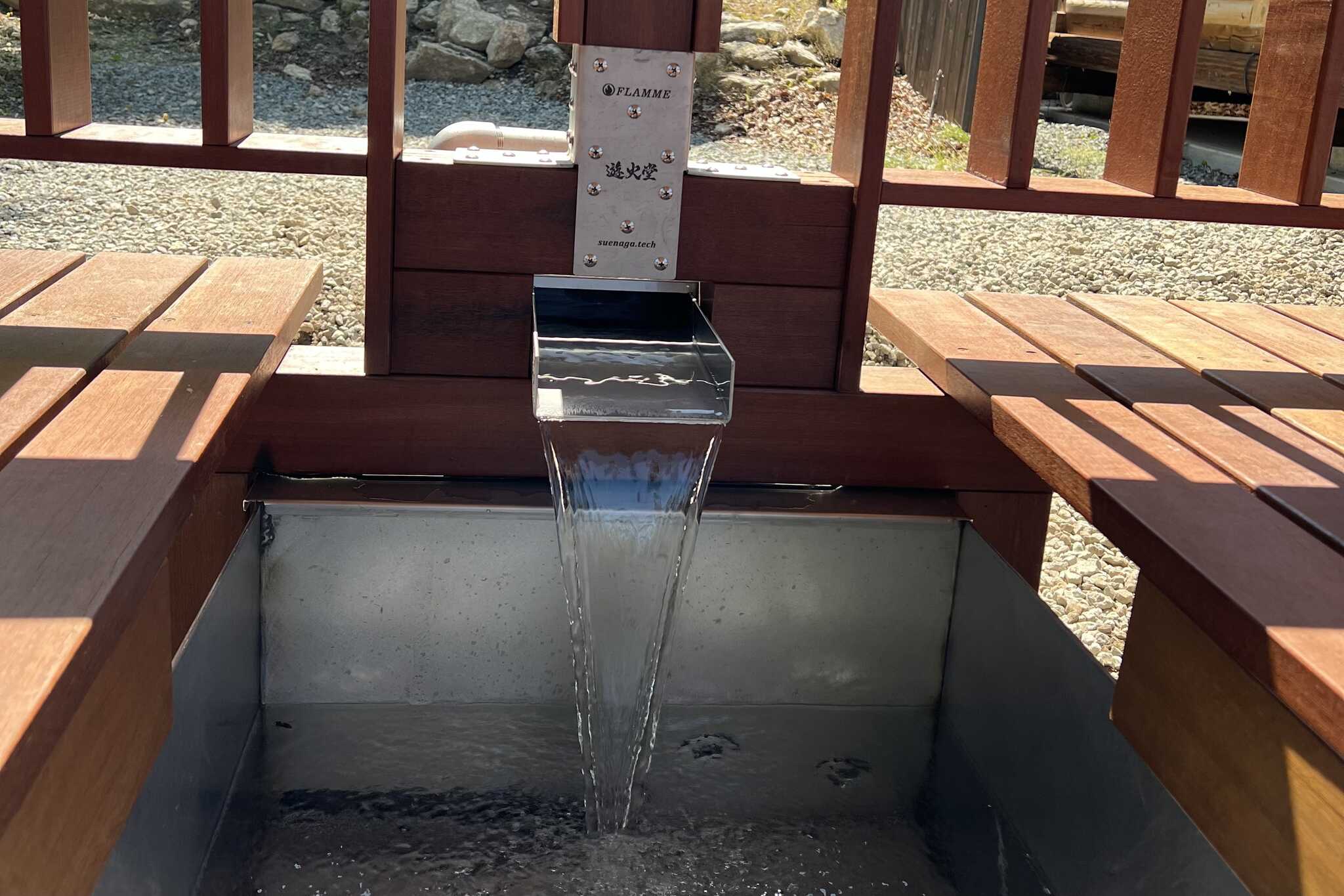 足水テラス 白州の冷たい沢の水