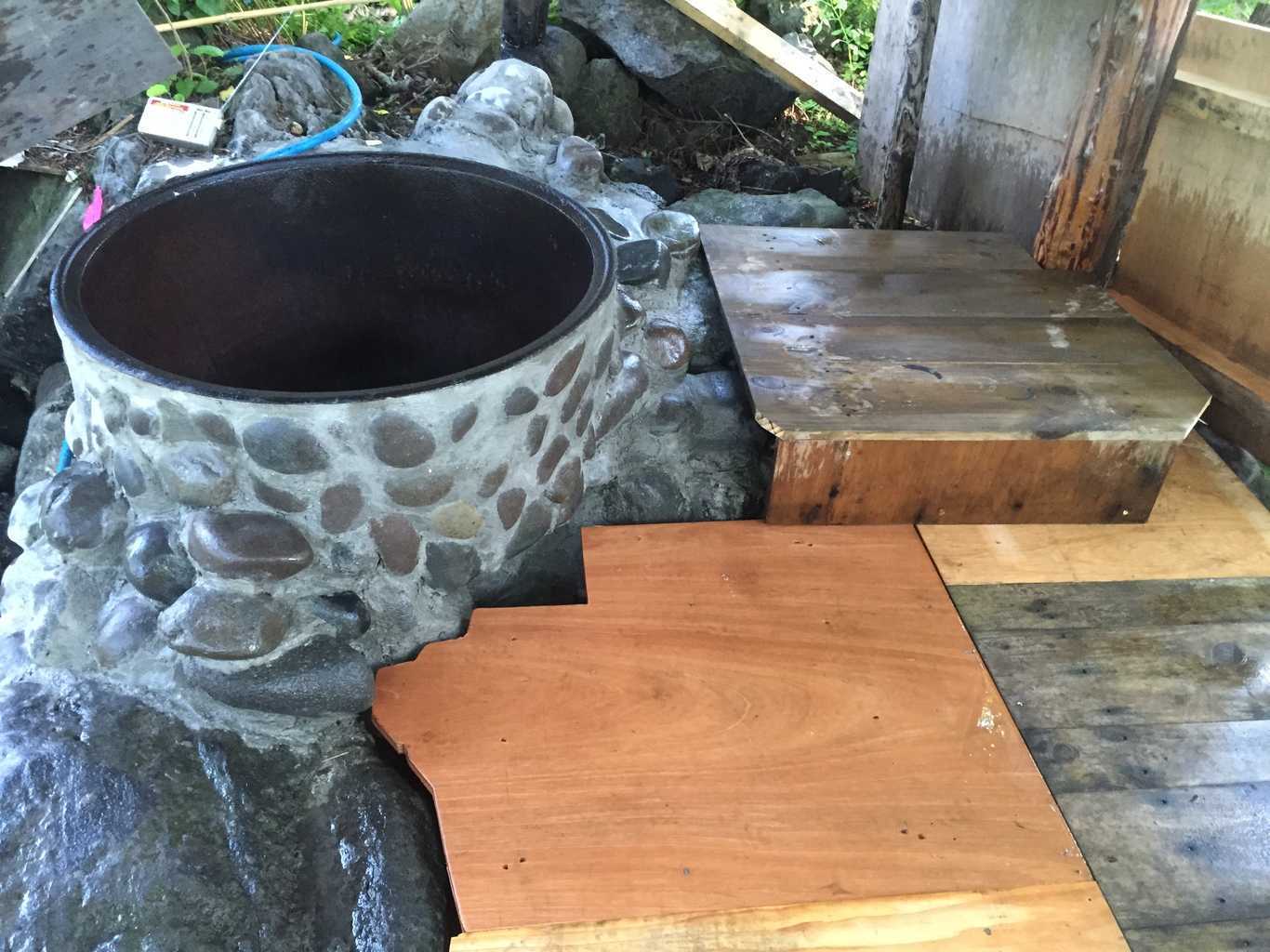 五右衛門風呂(3人 2,300円)薪を使って自分でお湯を沸かします。
