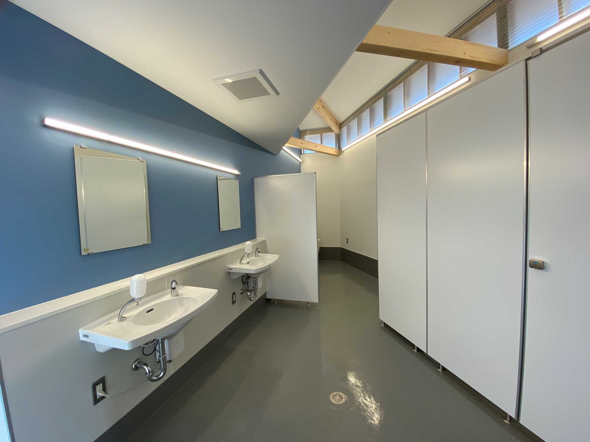 トイレは男女ともオムツ交換台完備。全個室はウォシュレット付きです。