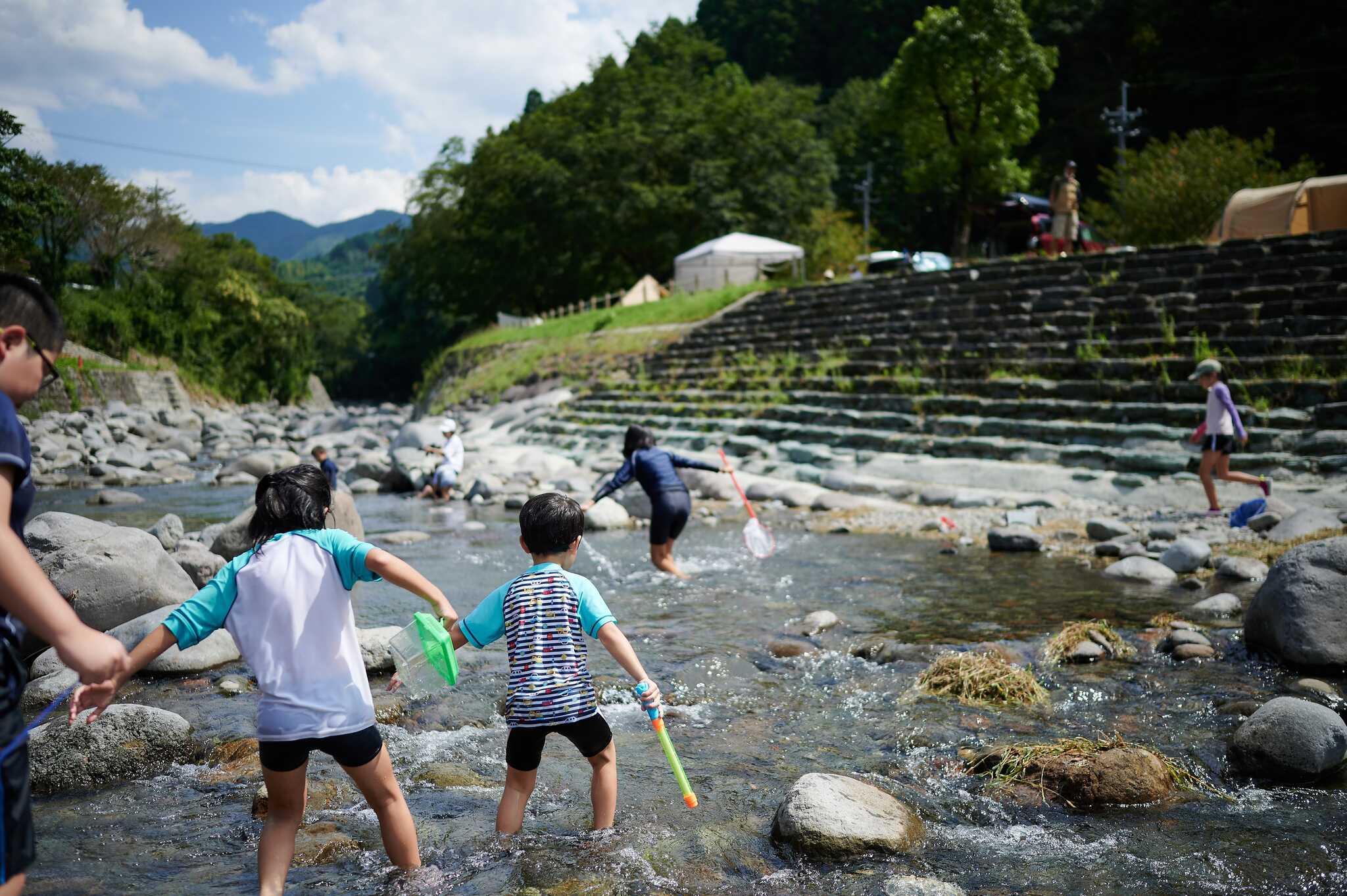 場内には澄んだ水が流れる川が。