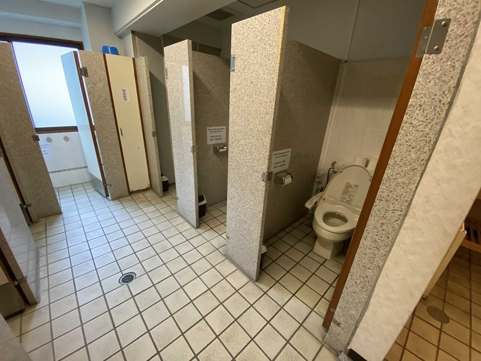 (女子トイレ)ウォシュレット付き洋式トイレあり