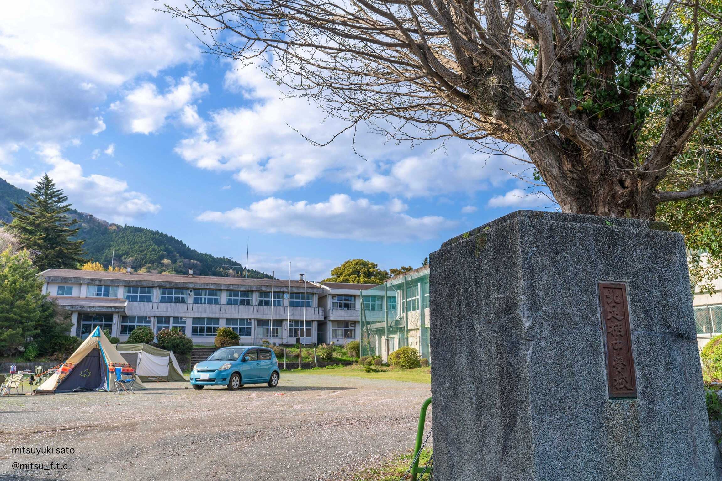 学校でキャンプ。ワクワクします!