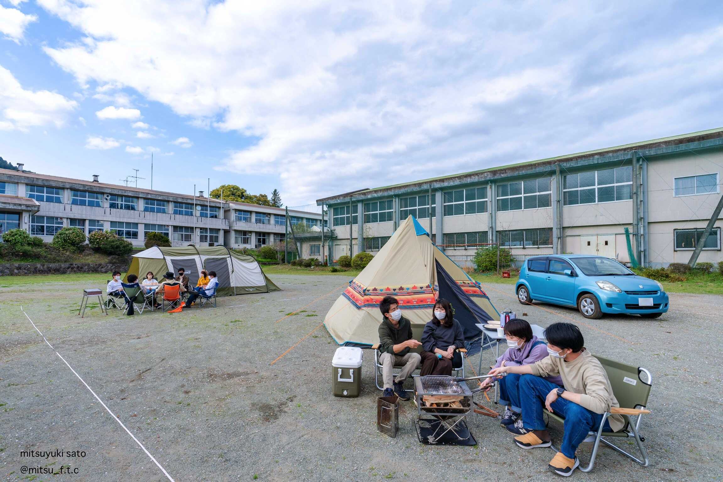 校庭でのキャンプをお楽しみください!