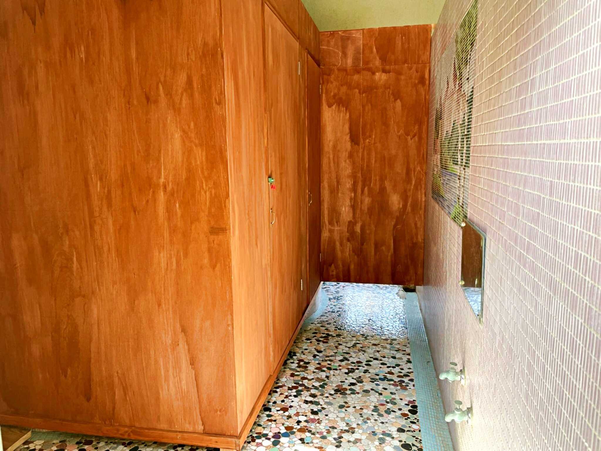トイレは常に清潔に保っております。また女子トイレ内は広々設計♪ メイク直しや授乳・急な着替え等も可能です!