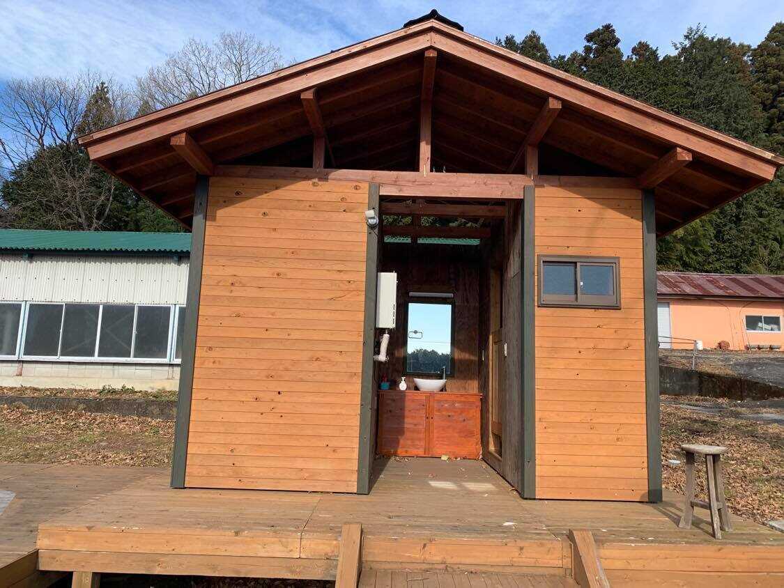 お手洗いは、温水洗浄便座付きが6か所(女性専用x3、男女兼用x2、男性専用x1/土足厳禁)と、土足のまま使える仮設トイレが2か所あります。