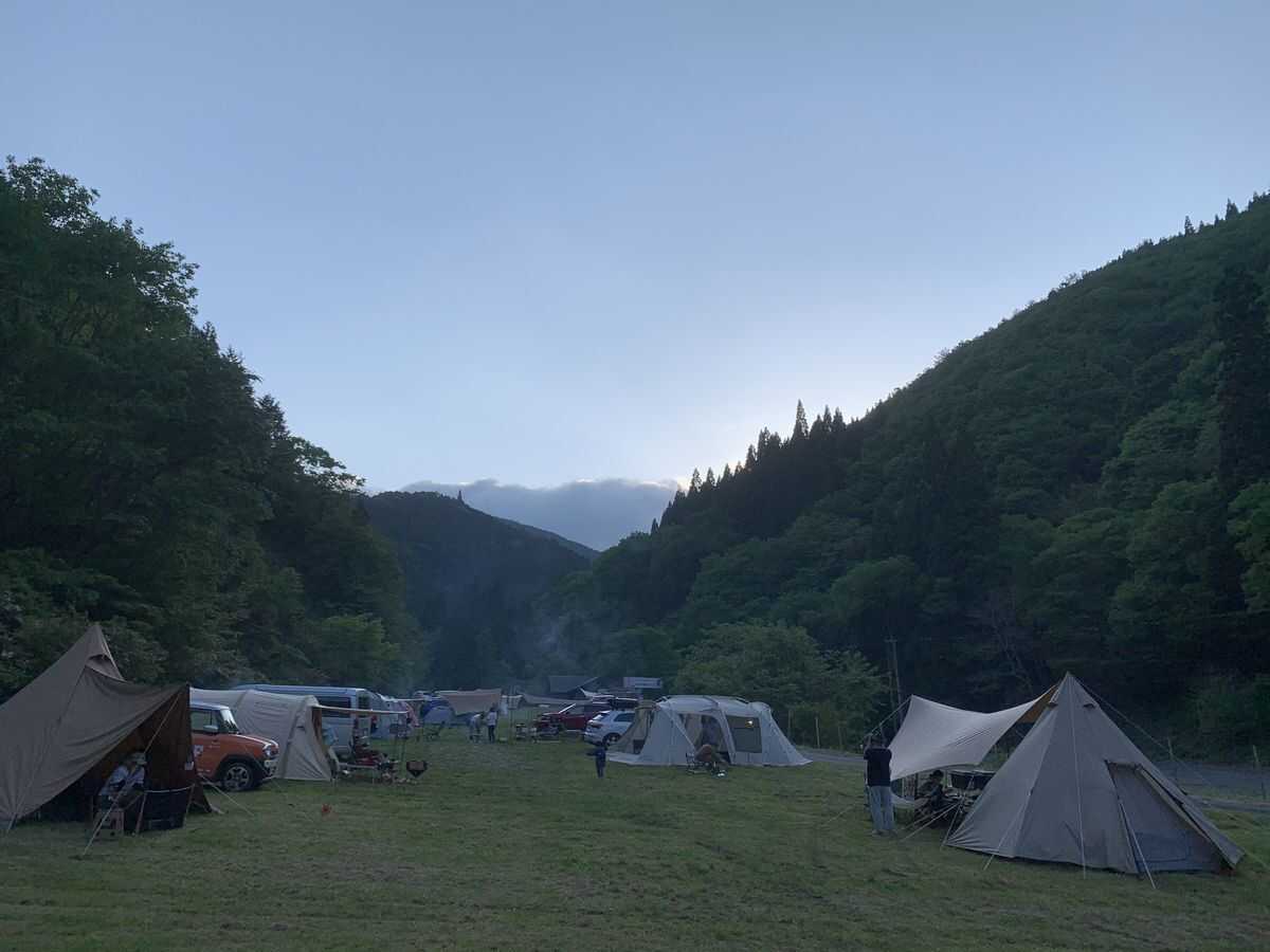 夕暮れ時!皆さんお楽しみの夕食を楽しまれています。