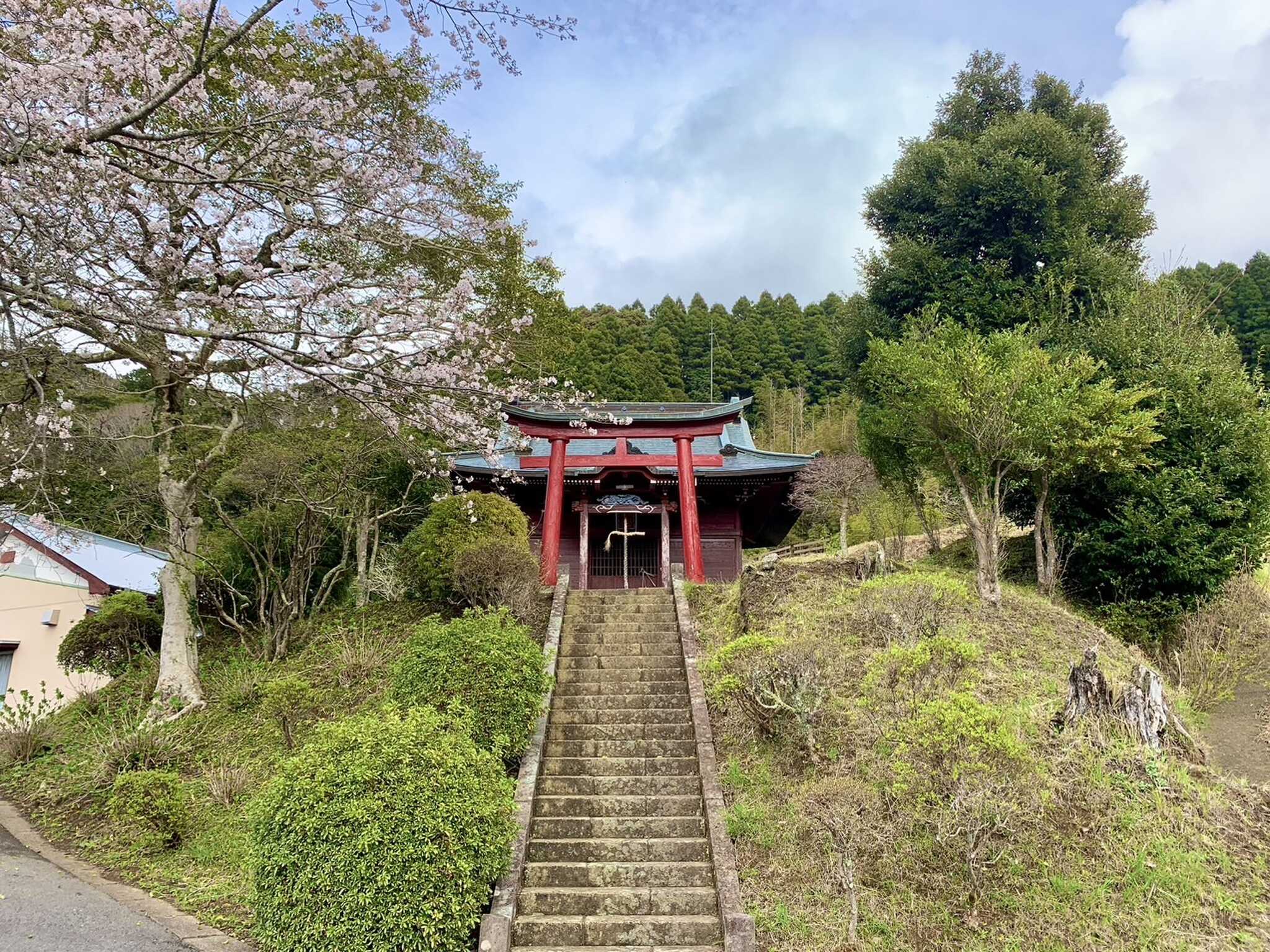 キャンプ場の中央にある神社。御利益は出世開運、勝利祈願、母子健康、交通安全、健康など。悩みや不安がある方は是非ご参拝を。