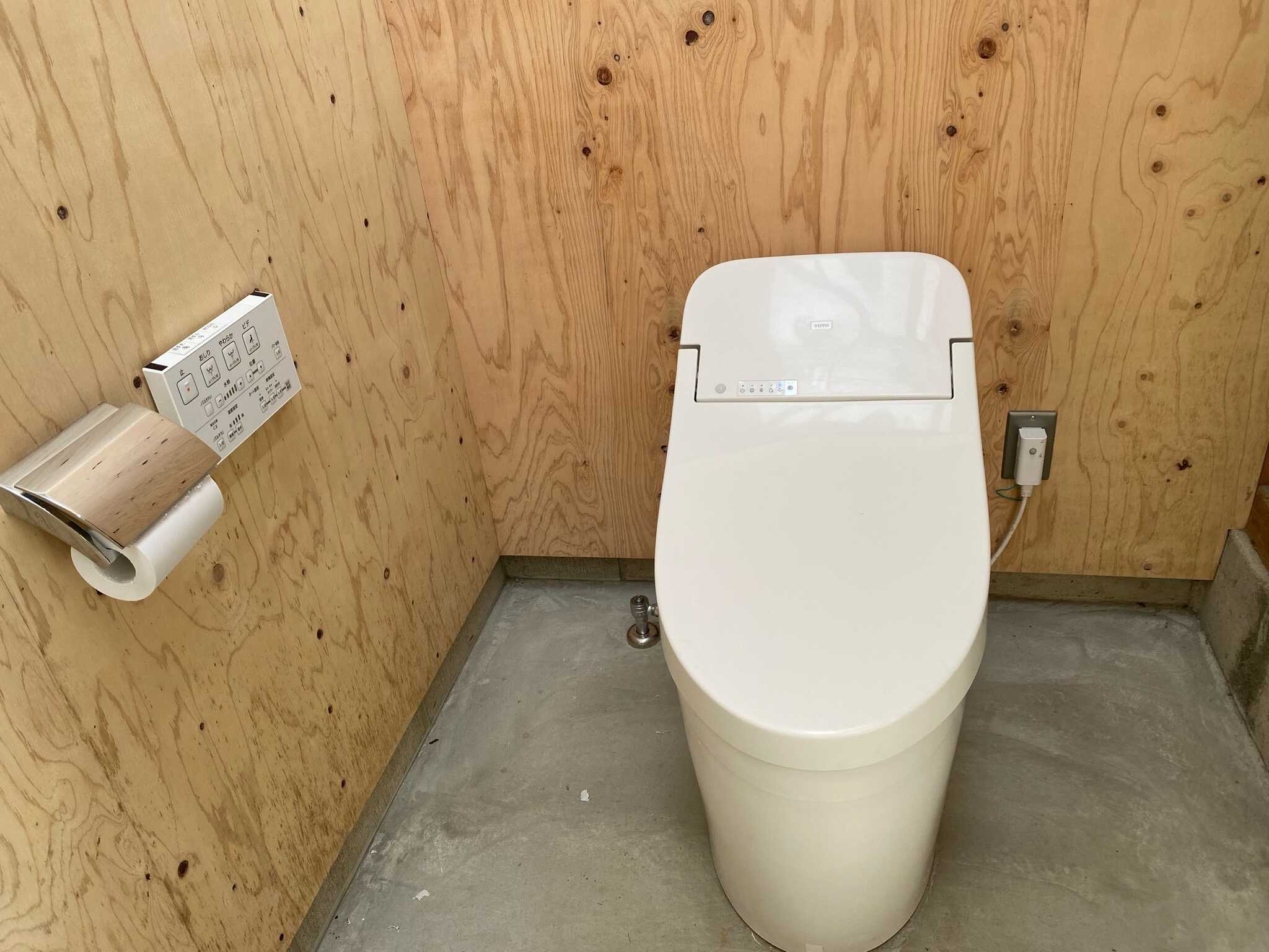 トイレは男女別最新式ウォシュレットです