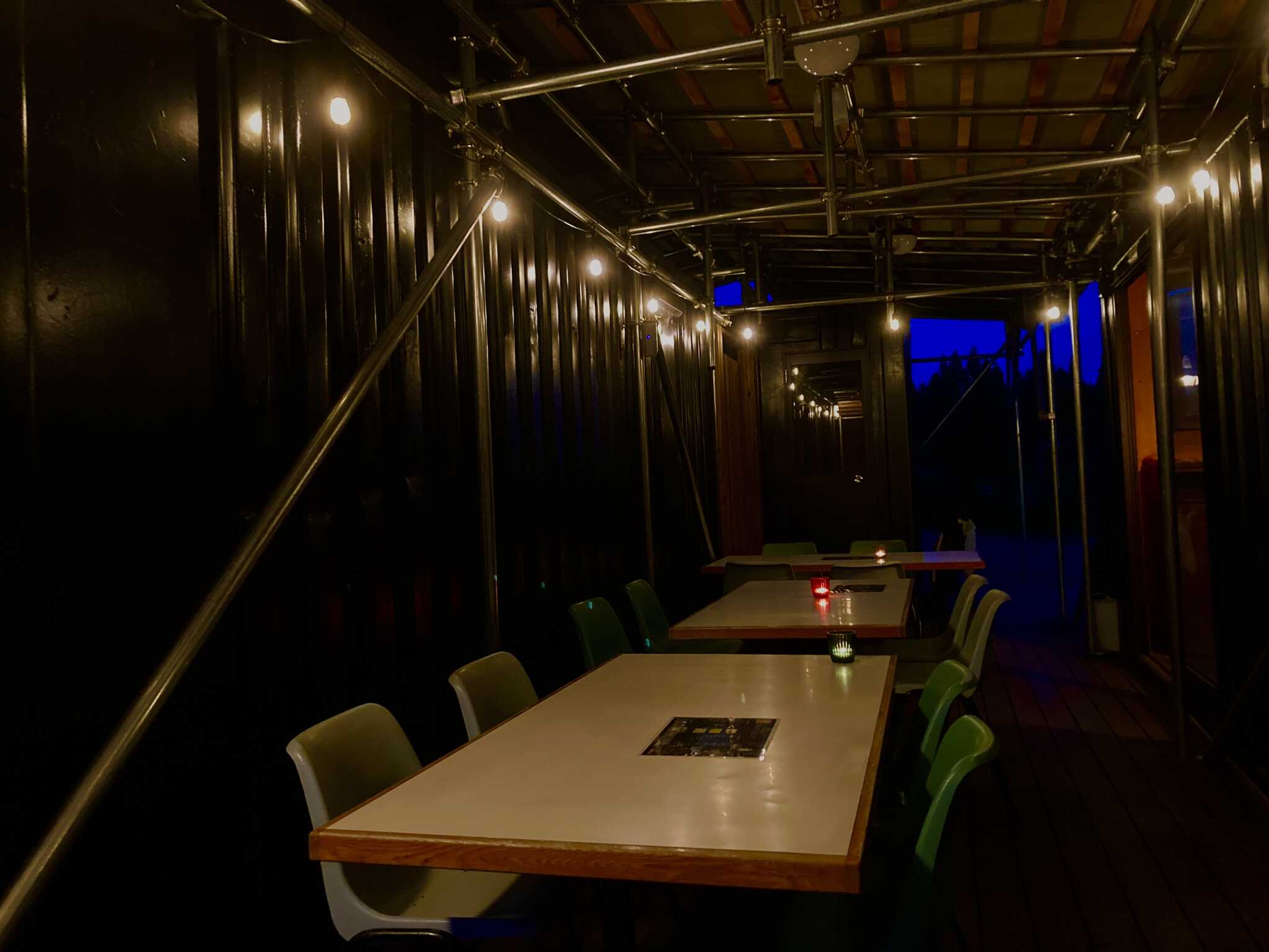 THEPARK BAR 管理棟にて夕暮れからBAR営業をしています。キャンプ、人生、相談、出会いなど語らいの場にご利用いただいています。