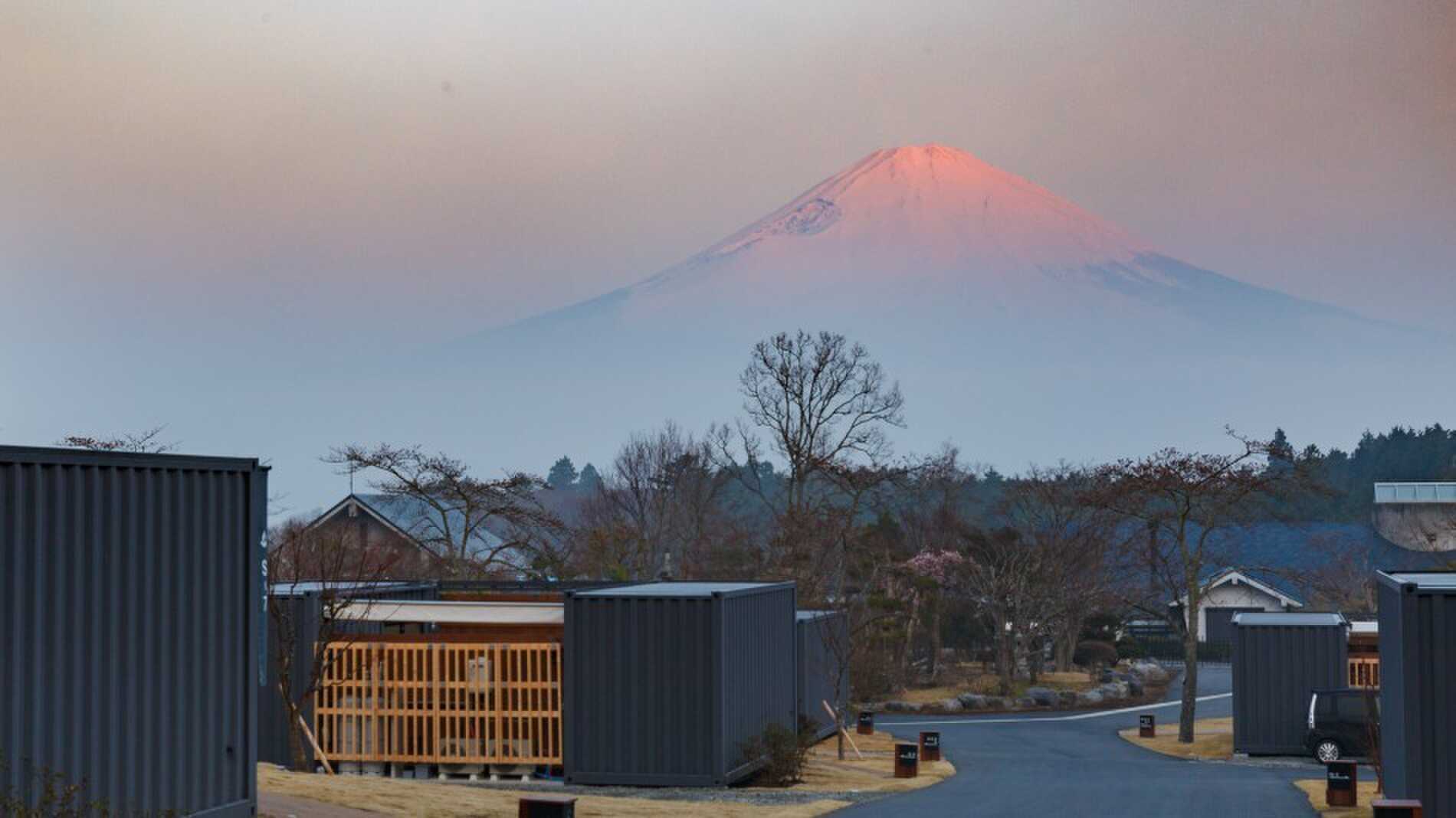場内からは雄大な富士山が眺められます。