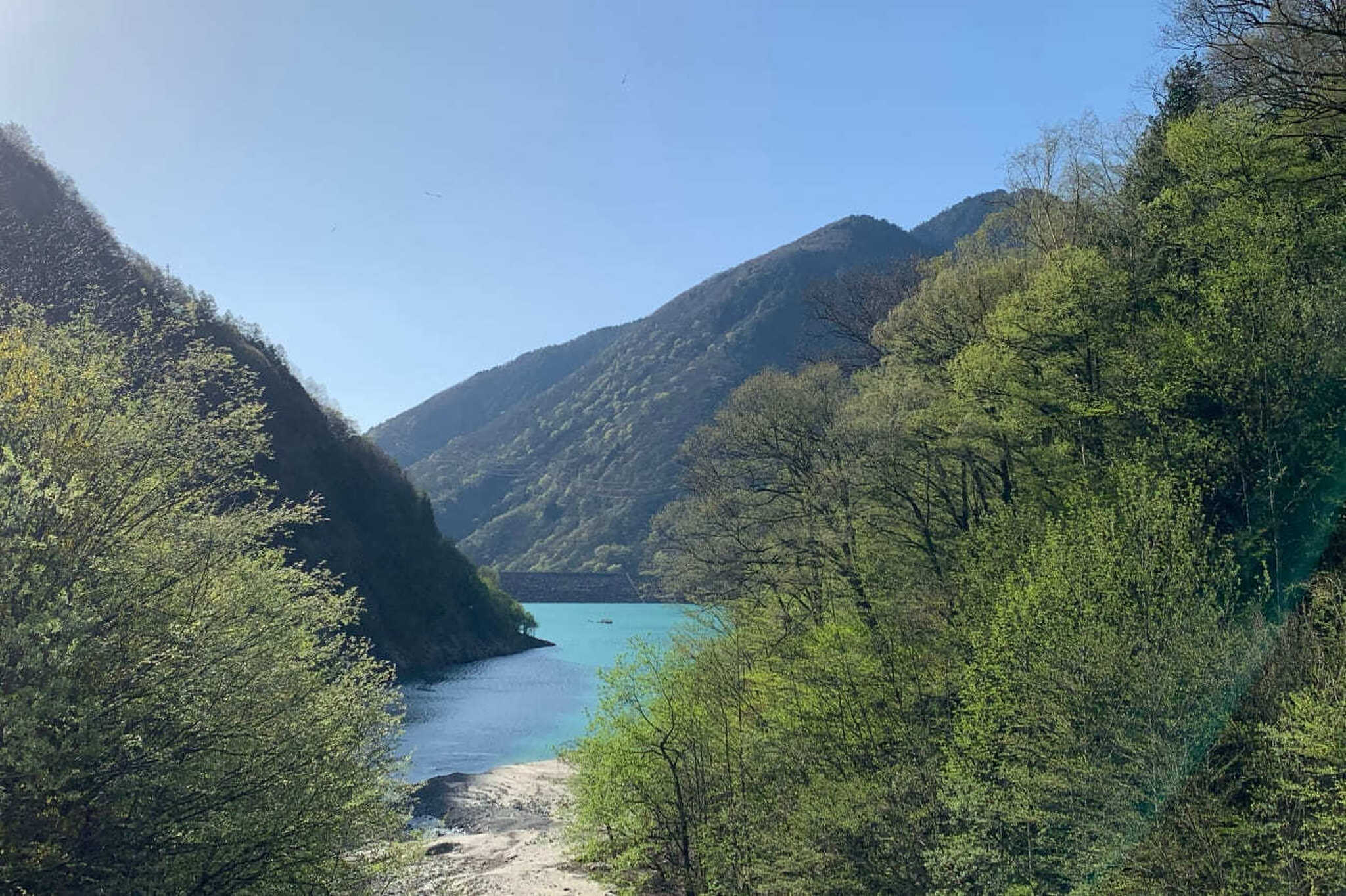 木々の合間から七倉ダム湖が見えるかも