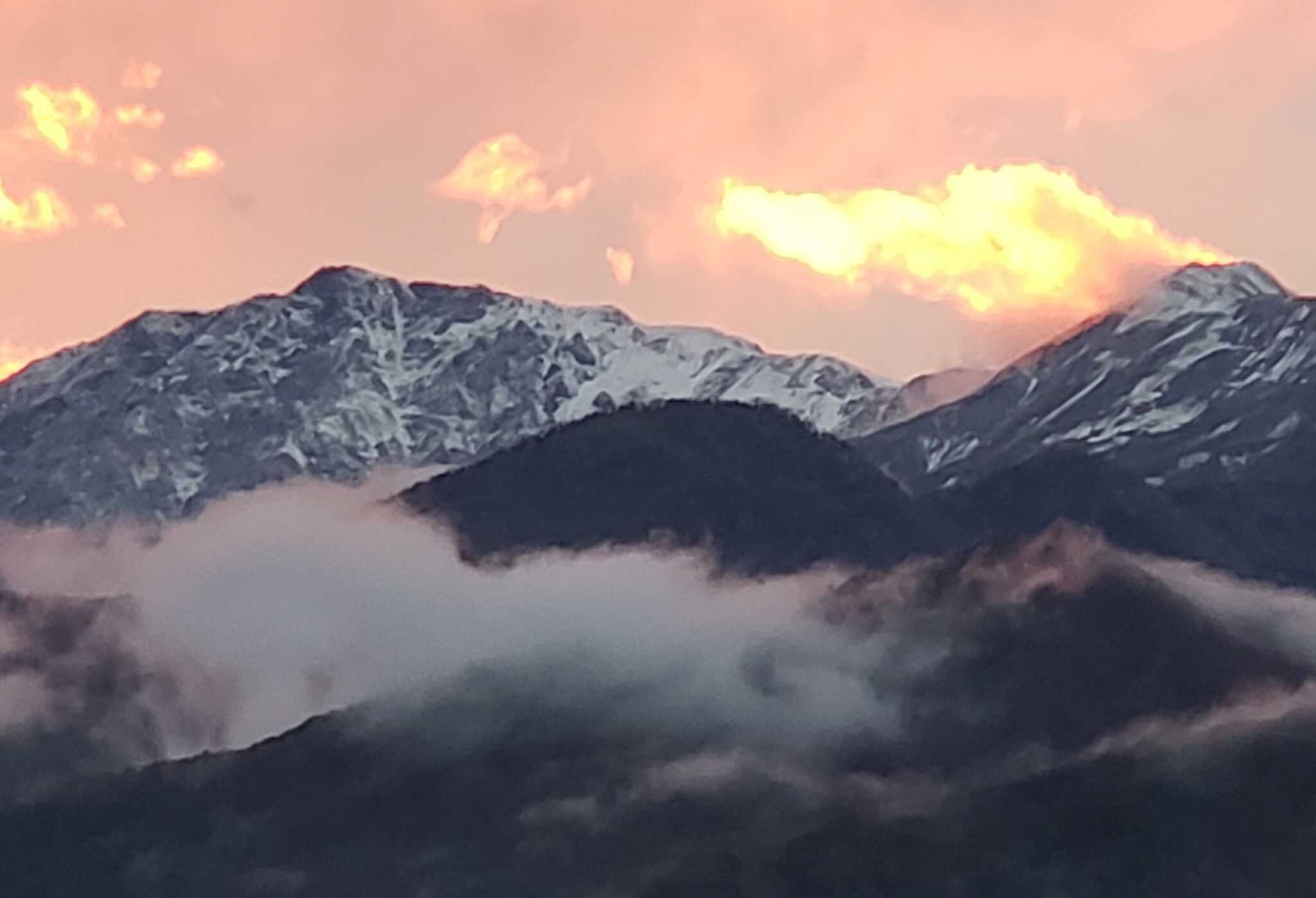 白馬岳を望むことが出来ます。夕暮れ時も朝焼けも美しくご覧いただけるかと思います。