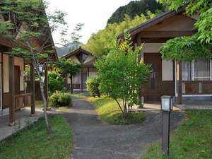 木立の中に宿泊棟が立ち並びます