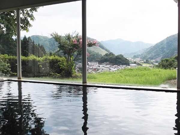 4種類のスパ(水着を着て入る温泉)からは美郷の町を一望できます