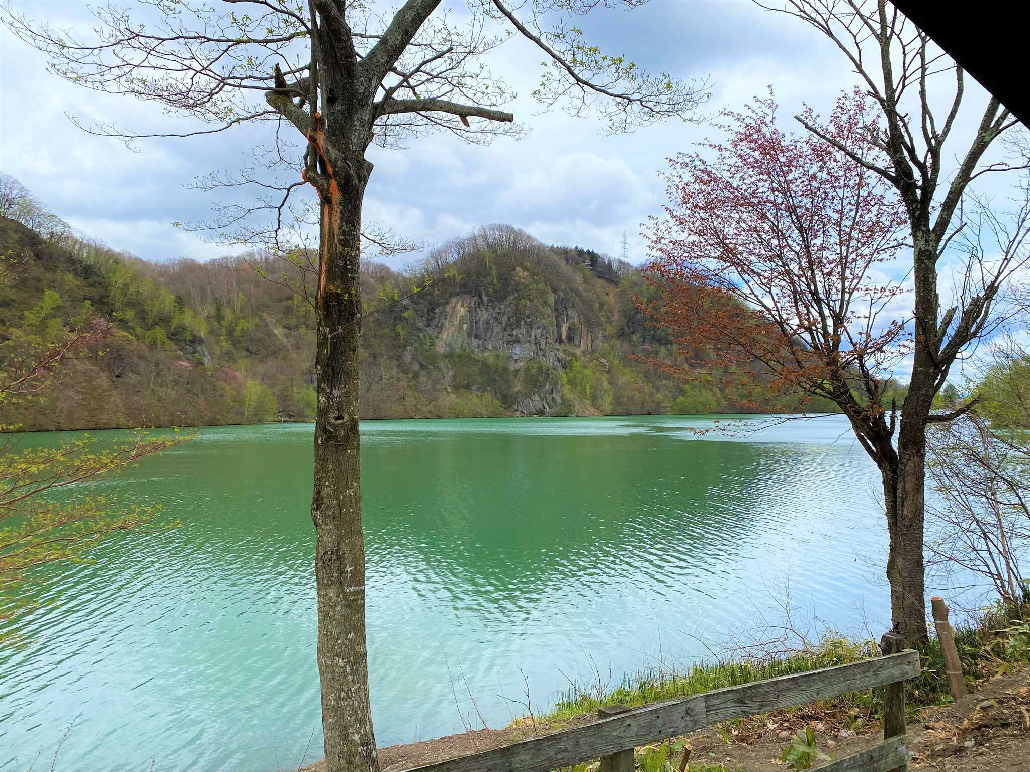 目の前にはくったり湖が広がる静かなキャンプ場です。湖を見ながら是非ゆっくりと休んでください♪