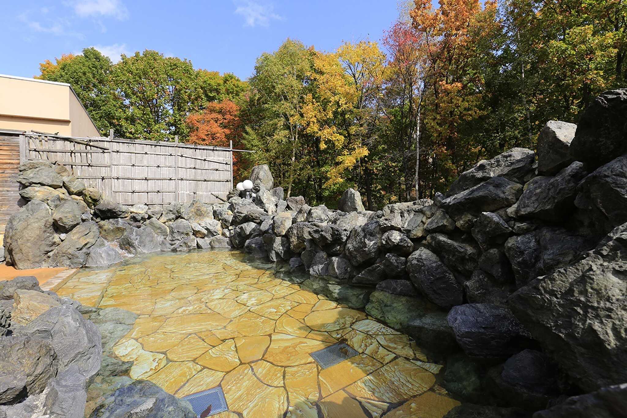 温泉もご利用可能です!のんびりと温泉に入り、大自然を感じてリフレッシュいただけます。