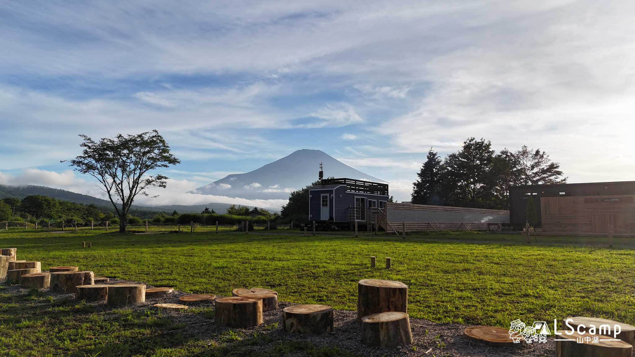 全サイト100㎡の広さ、フラット地形です。テント設営にも困らず、富士山眺望のあるサイトあり