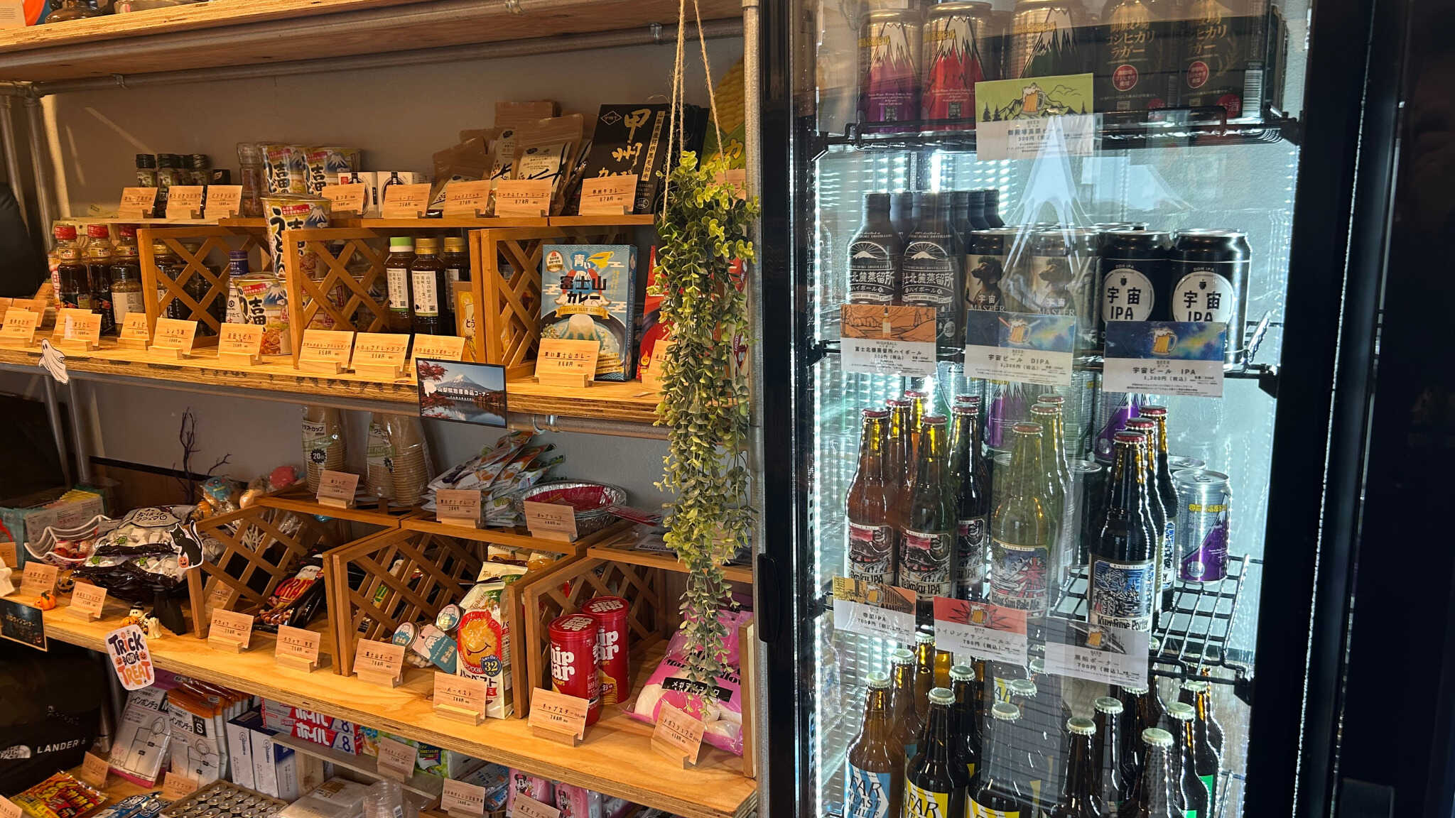 売店では地ビール/お菓子/炭・薪・ガス/キャンプギア/レンタル品等の取扱いがございます♪