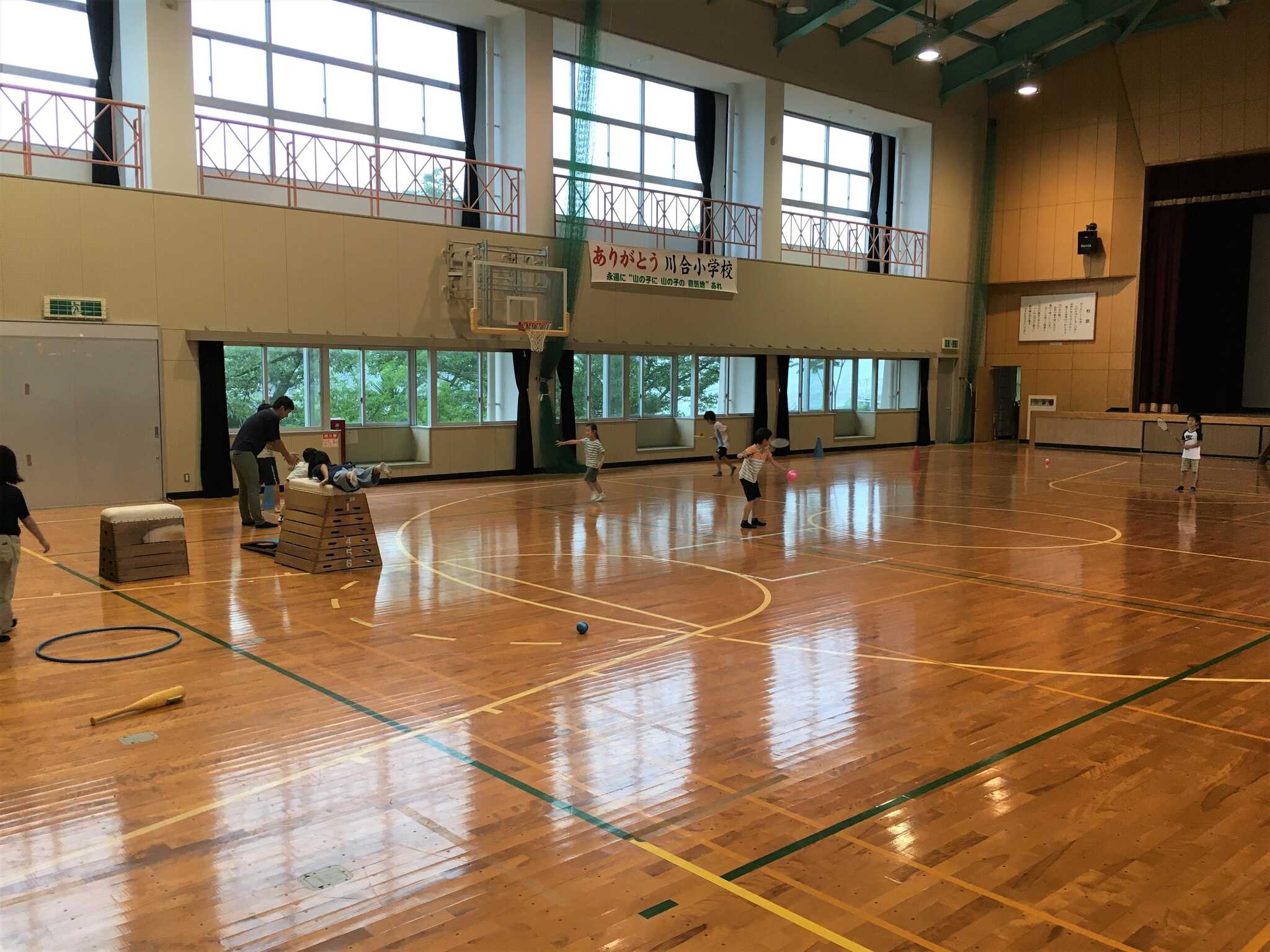 体育館でバスケ、バドミントン、卓球、ドッジボール、ミニ野球。雨の日でも遊び放題!
