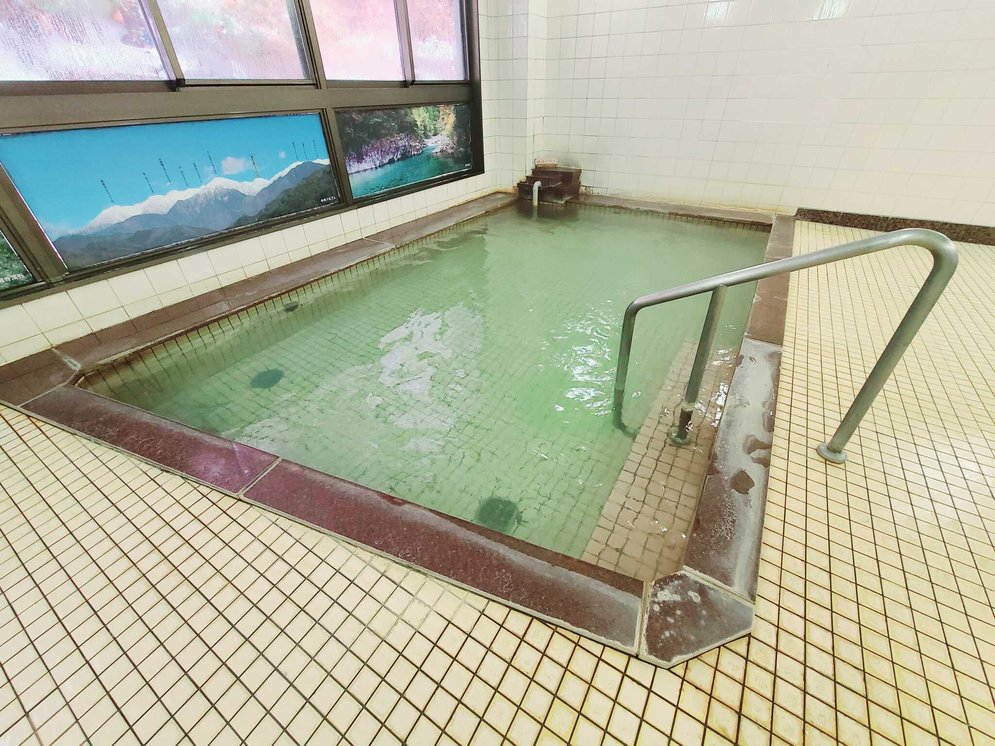 キャンプ場敷地内に温泉設備もあります。