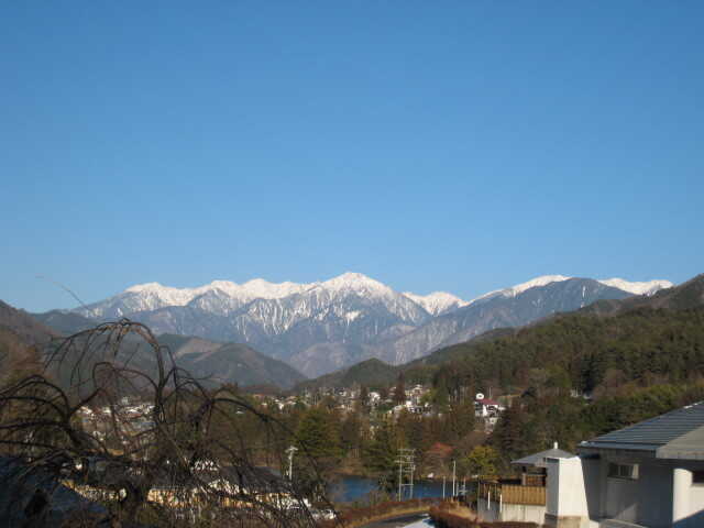 晴れた日に見渡す山峰