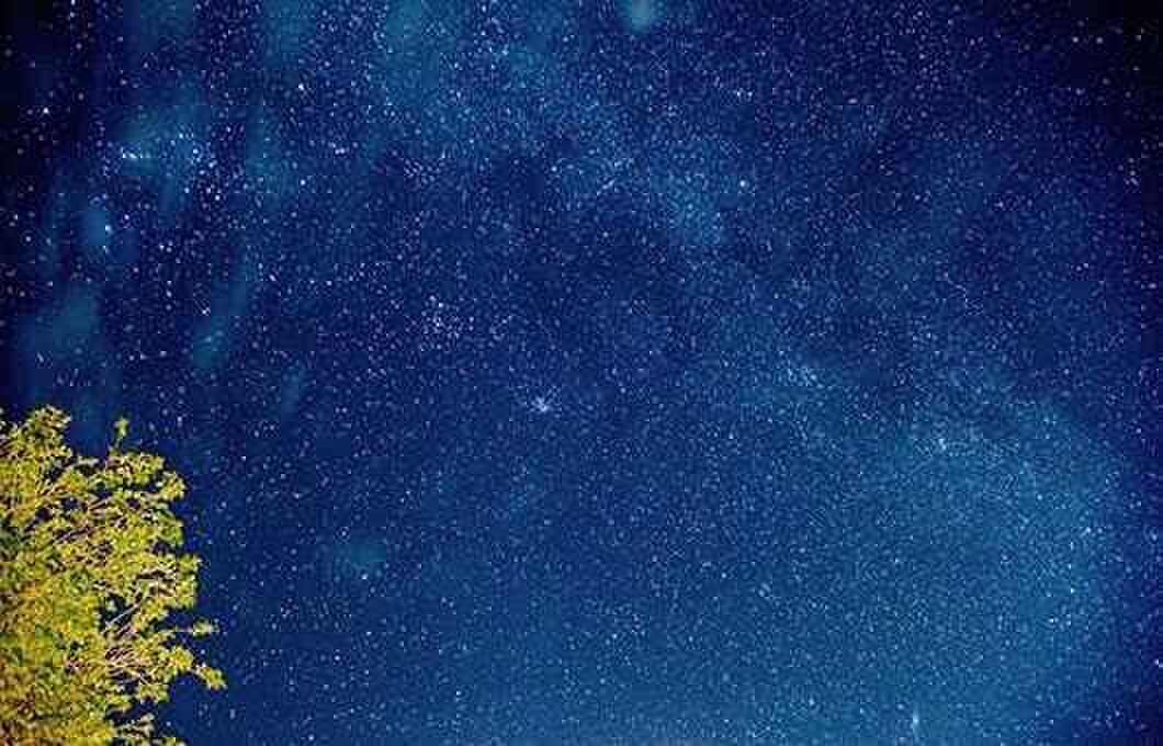 今にも降ってきそうな錯覚になるほど近くに感じる星空