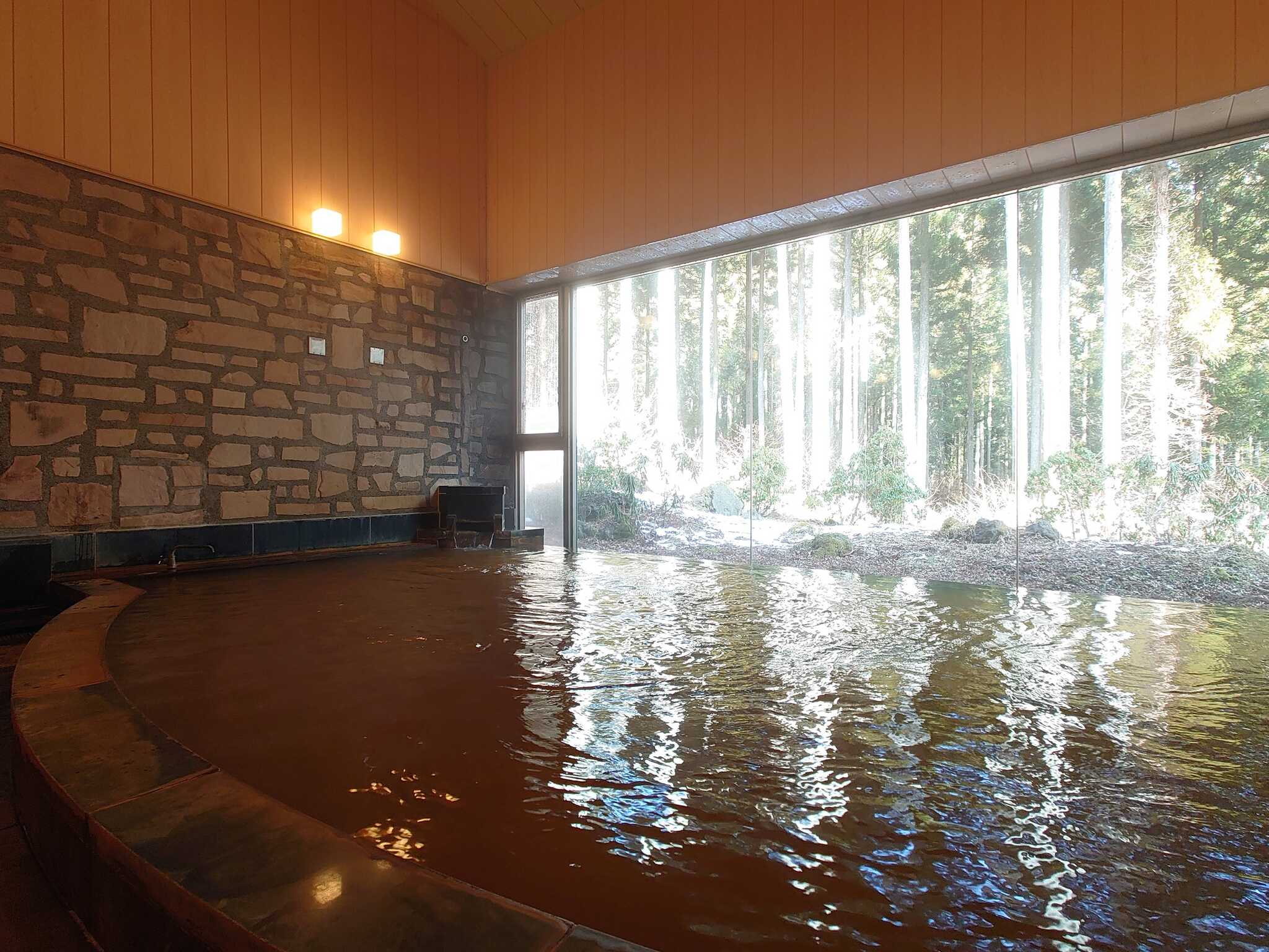 滞在中は何回でも敷地内にある天然温泉を利用できます!泉質は県内唯一の“含鉄泉”で温泉成分たっぷりの茶色い濁り湯です。