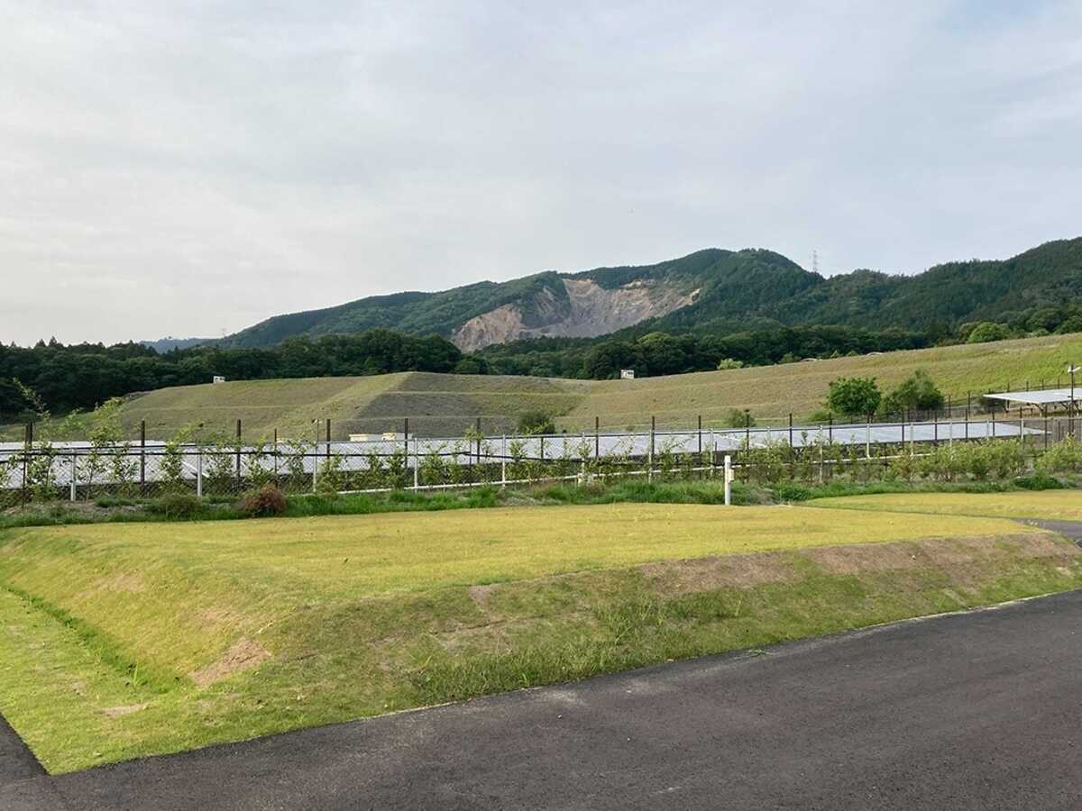 幅8m、奥行き約8mの芝生エリア付き! AC電源もあり、駐車スペースも広々なのでキャンピングカーでの車中泊も可能です!