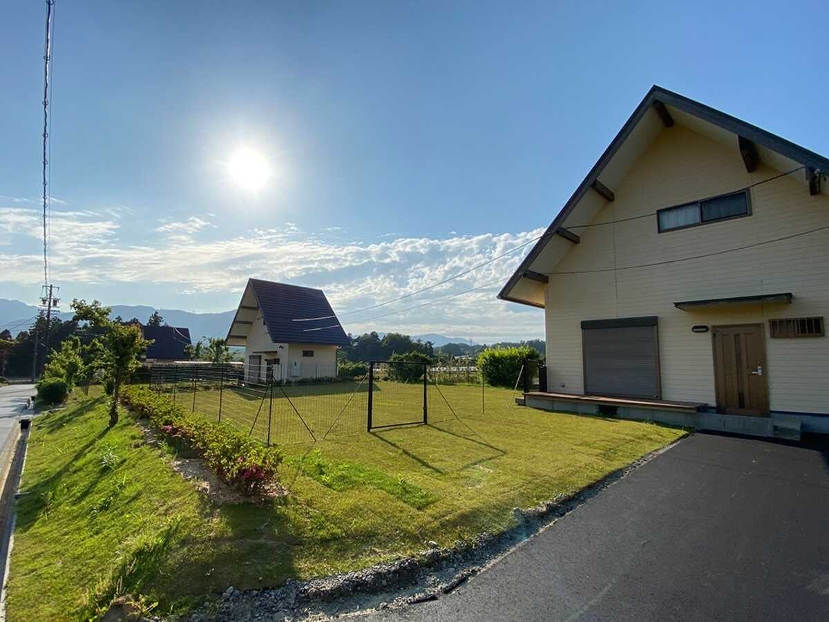 約100㎡以上の柵で囲われた天然芝のサイトです!愛犬といっしょに思う存分楽しもう! ※KOYAは、土曜宿泊のみオプション利用となります。