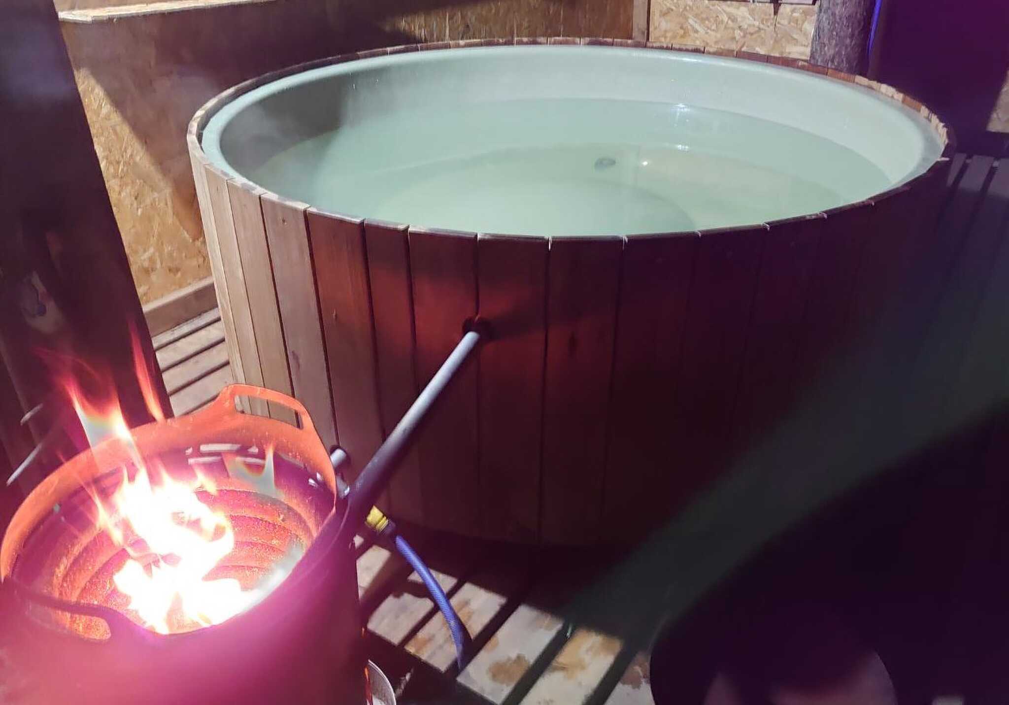 薪で沸かす白州の天然水掛け流し貸切露天風呂です。宿泊客には入浴料無料で提供しております。