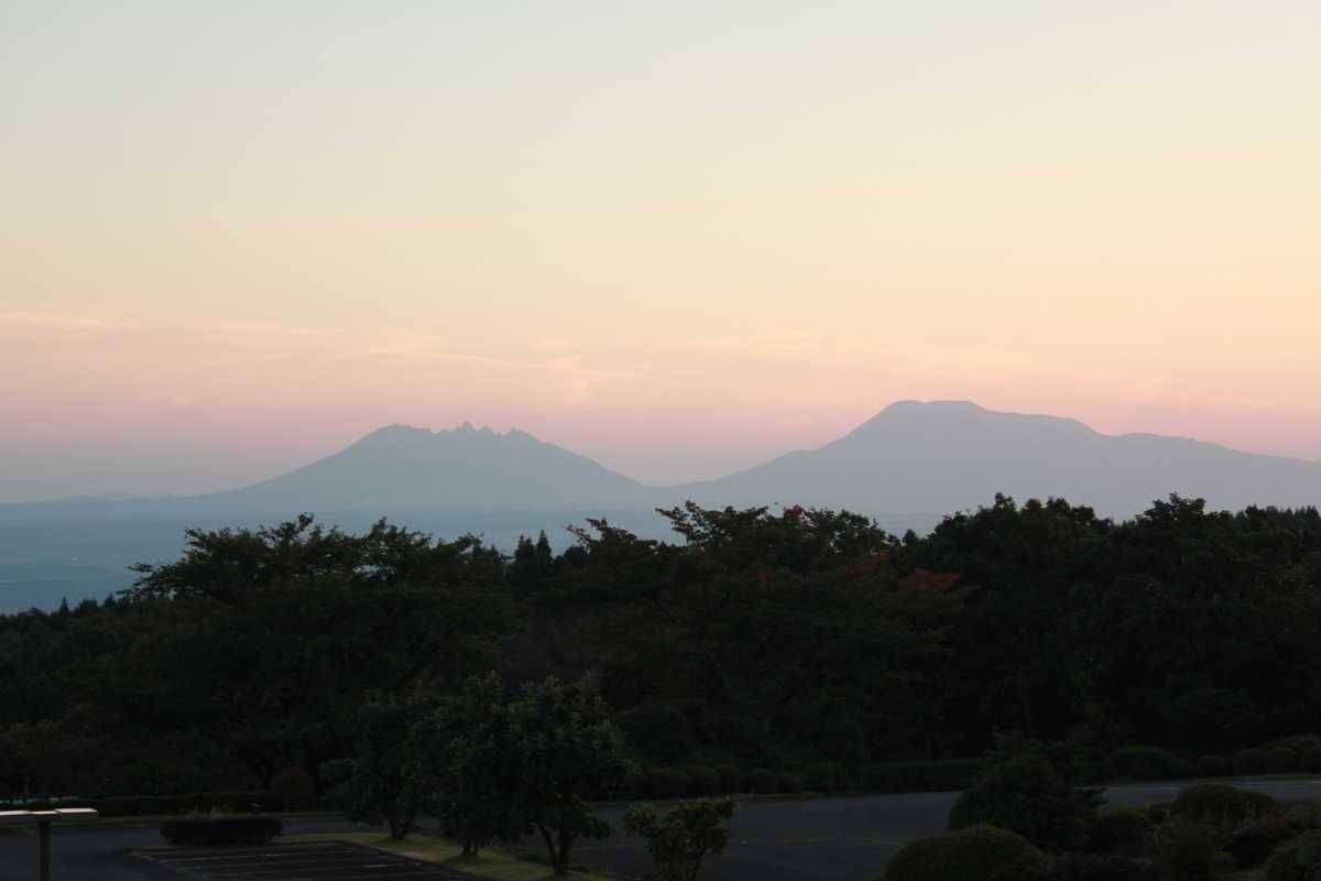 朝焼けの阿蘇山