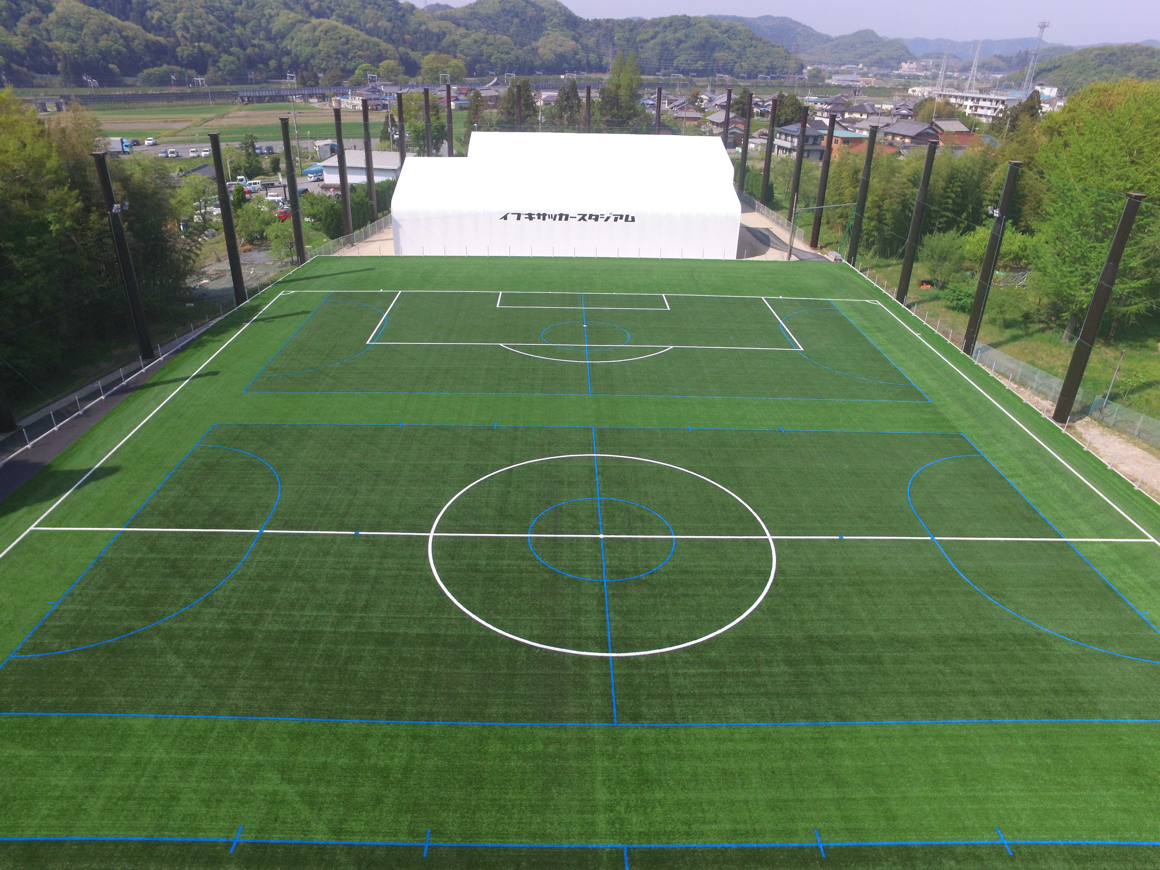 湖北最大級のフットサルコートも完備しています。フットサルイベントあとの懇親会に、会社での歓迎会などの大人数でも広々とした空間でゆったり楽しくBBQをお楽しみいただけます。