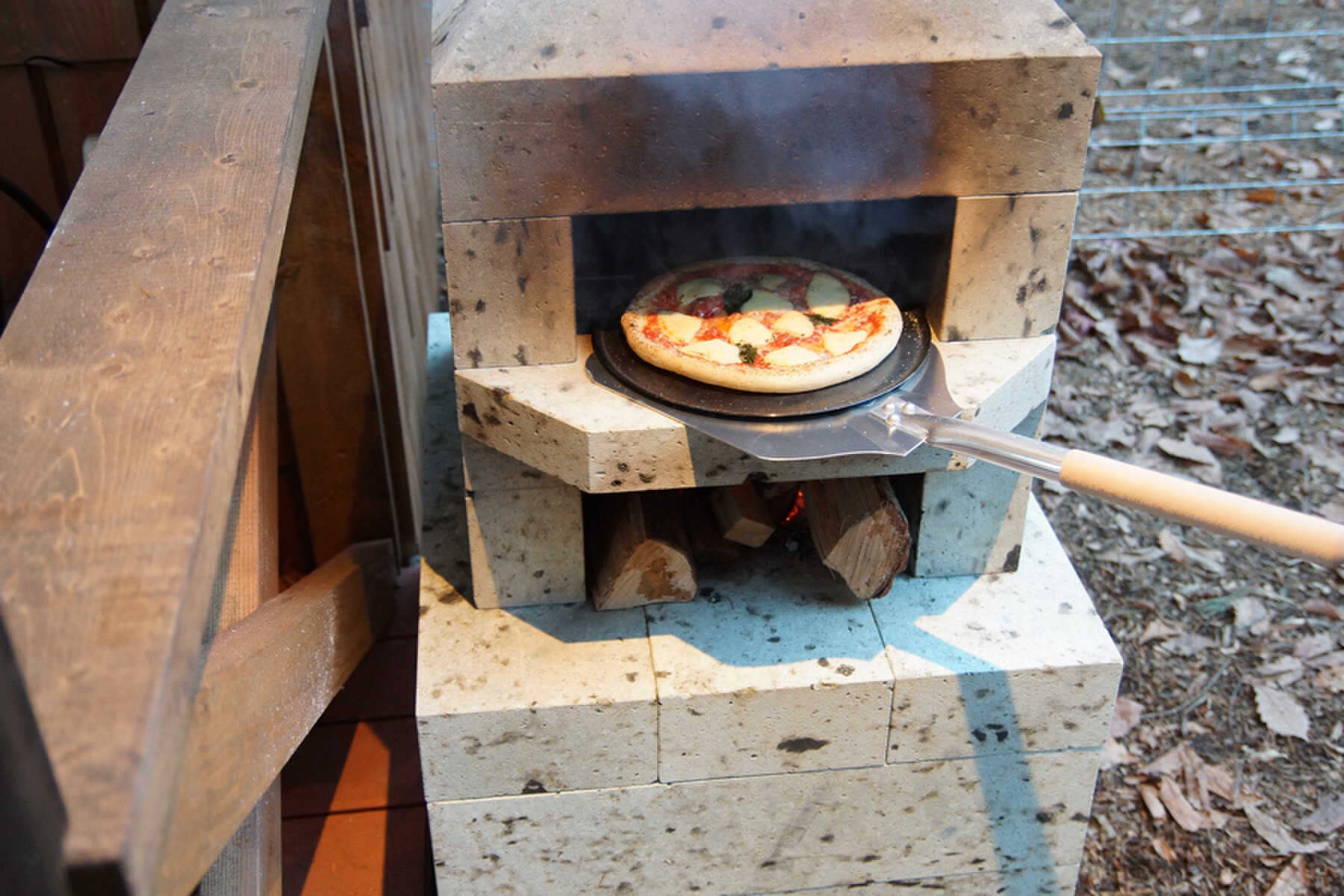 ピザ窯で本格的なピザが焼けますよ!!