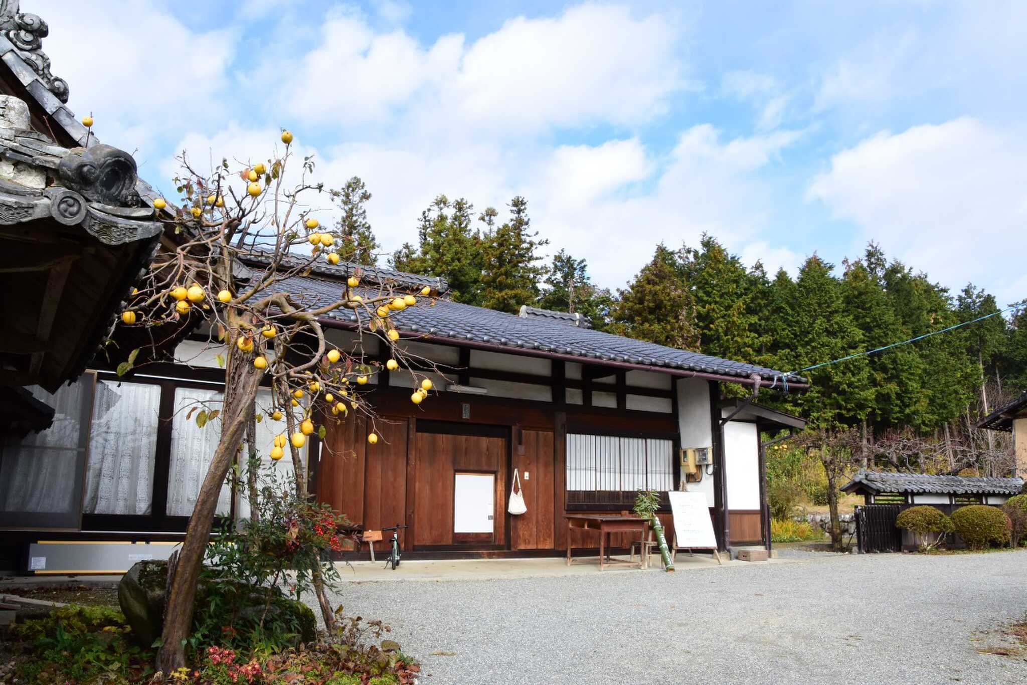 古民家の母屋が管理棟(8:00~22:00)