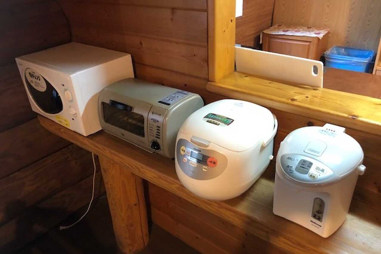 ログハウス内の設備はバス/温水洗浄トイレ付き/冷蔵庫/テレビ/電話(内線)/電子レンジ/炊飯ジャー/湯沸かしポット/トースター/フライパン等の鍋類/お皿/お箸/包丁/まな板/リンスインシャンプー/ボディーソープ/ドライヤー/タオル類 などあります!
