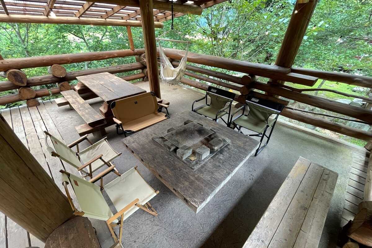 お天気に左右されることのない屋根付きBBQ棟になります!ご家族、カップル、お友達とBBQ満喫ください!※お食事はご自身でご用意ください