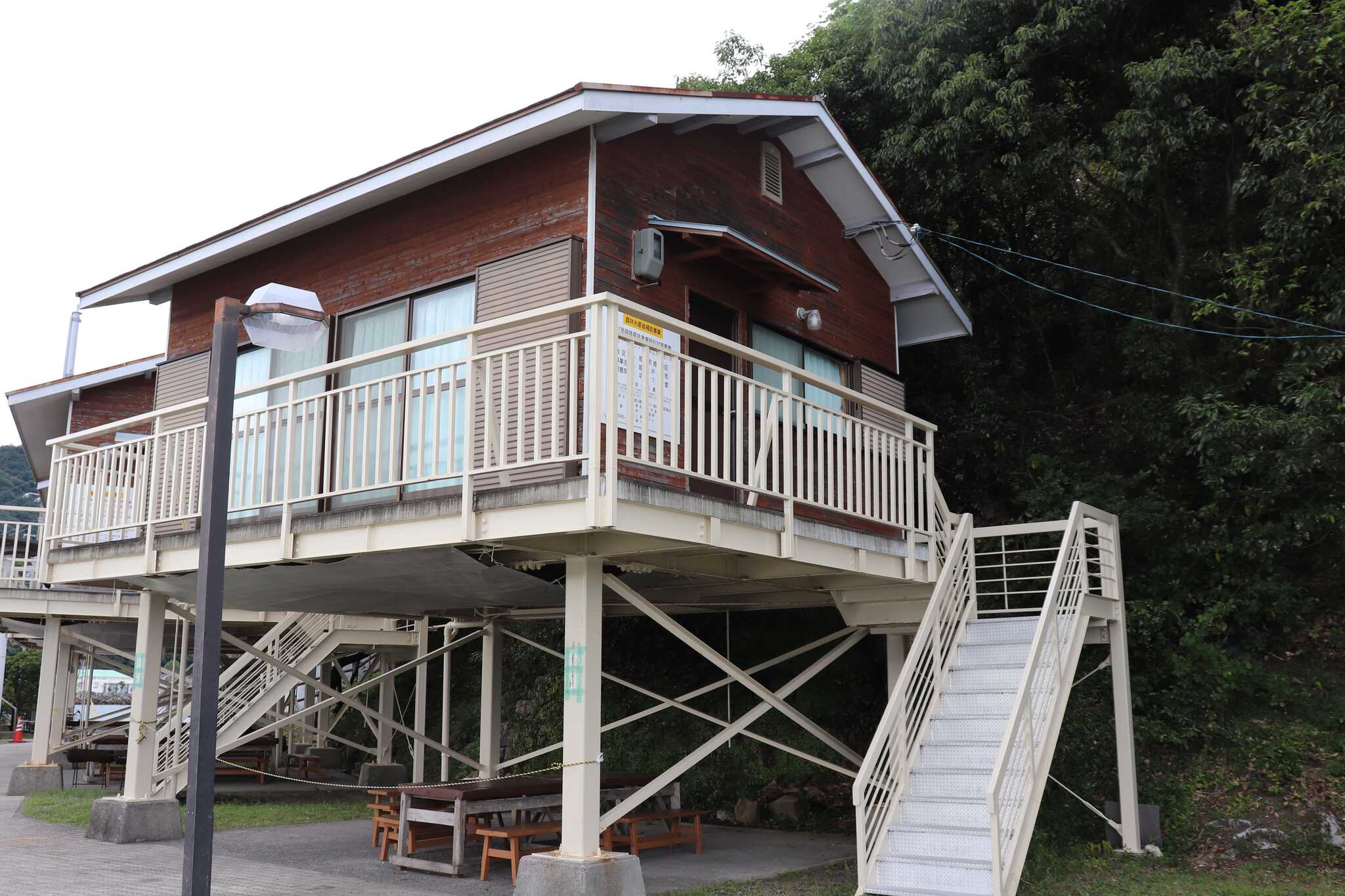 高床式バンガロー(オープンタイプ)なので、雨天時も1階でBBQができます。